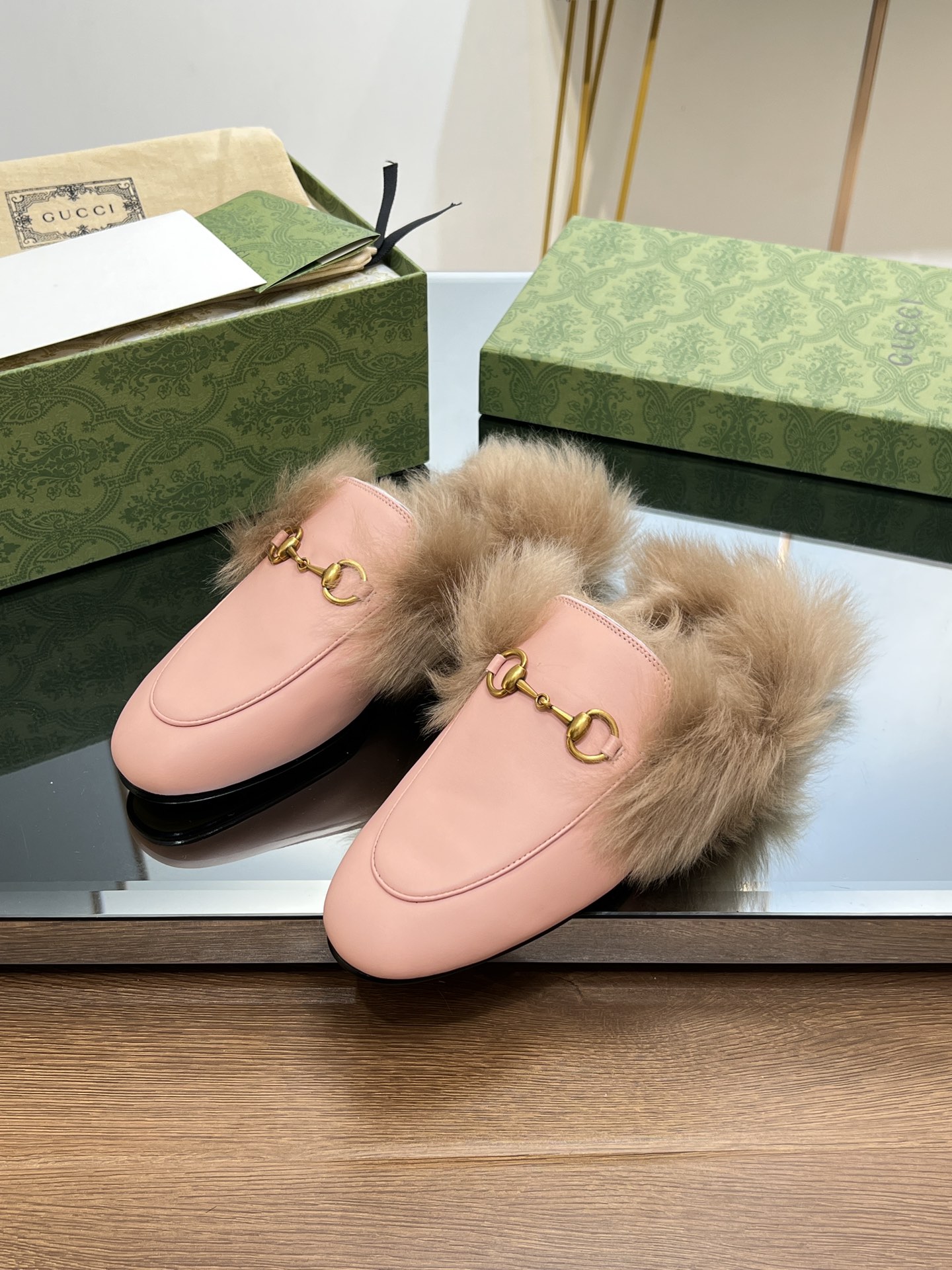 GUCCI グッチ フラットシューズ 本革 通勤 ファー付き ピンク - 画像 2