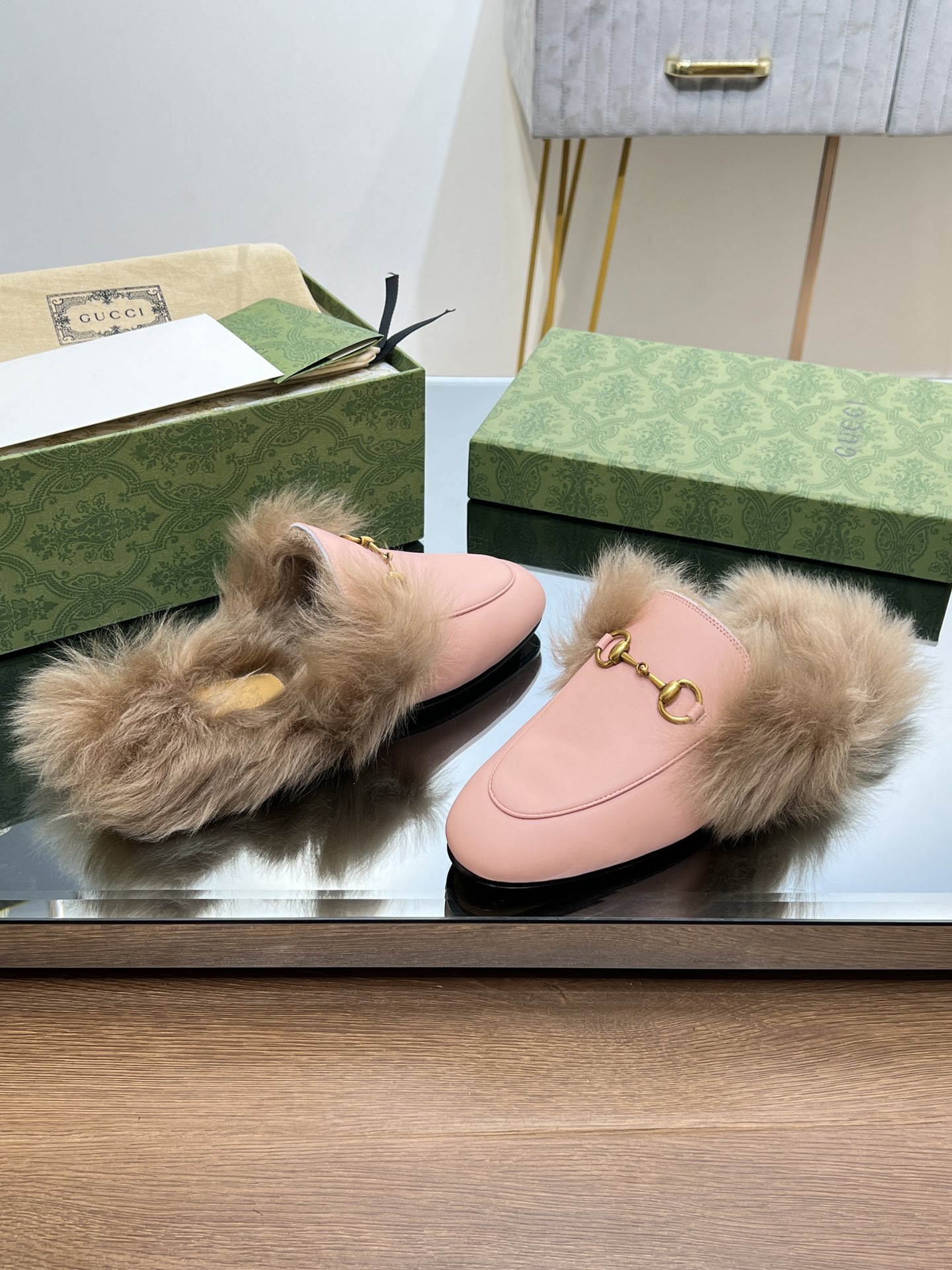 GUCCI グッチ フラットシューズ 本革 通勤 ファー付き ピンク - 画像 3