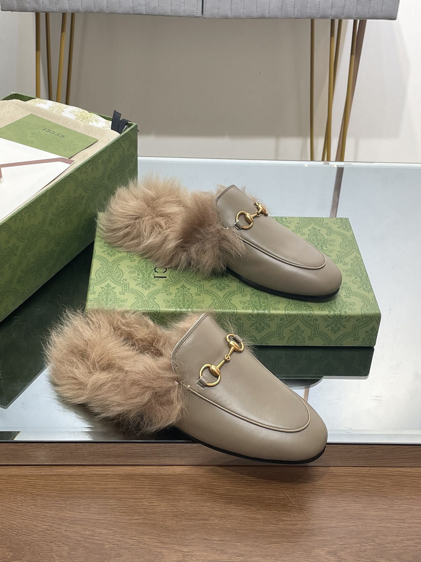 GUCCI グッチ フラットシューズ 本革 毛付き ファー ローファー ブラウン 全1色 - 画像 2