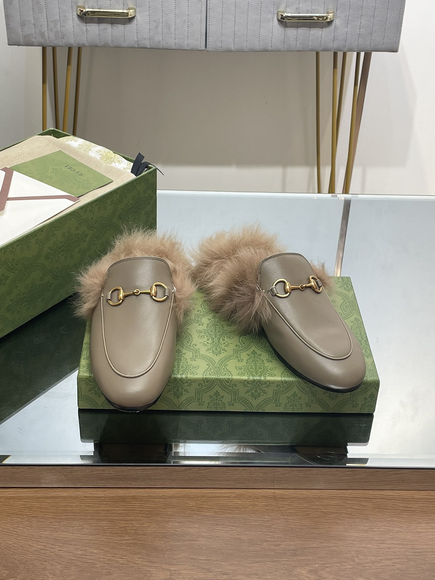 GUCCI グッチ フラットシューズ 本革 毛付き ファー ローファー ブラウン 全1色 - 画像 3