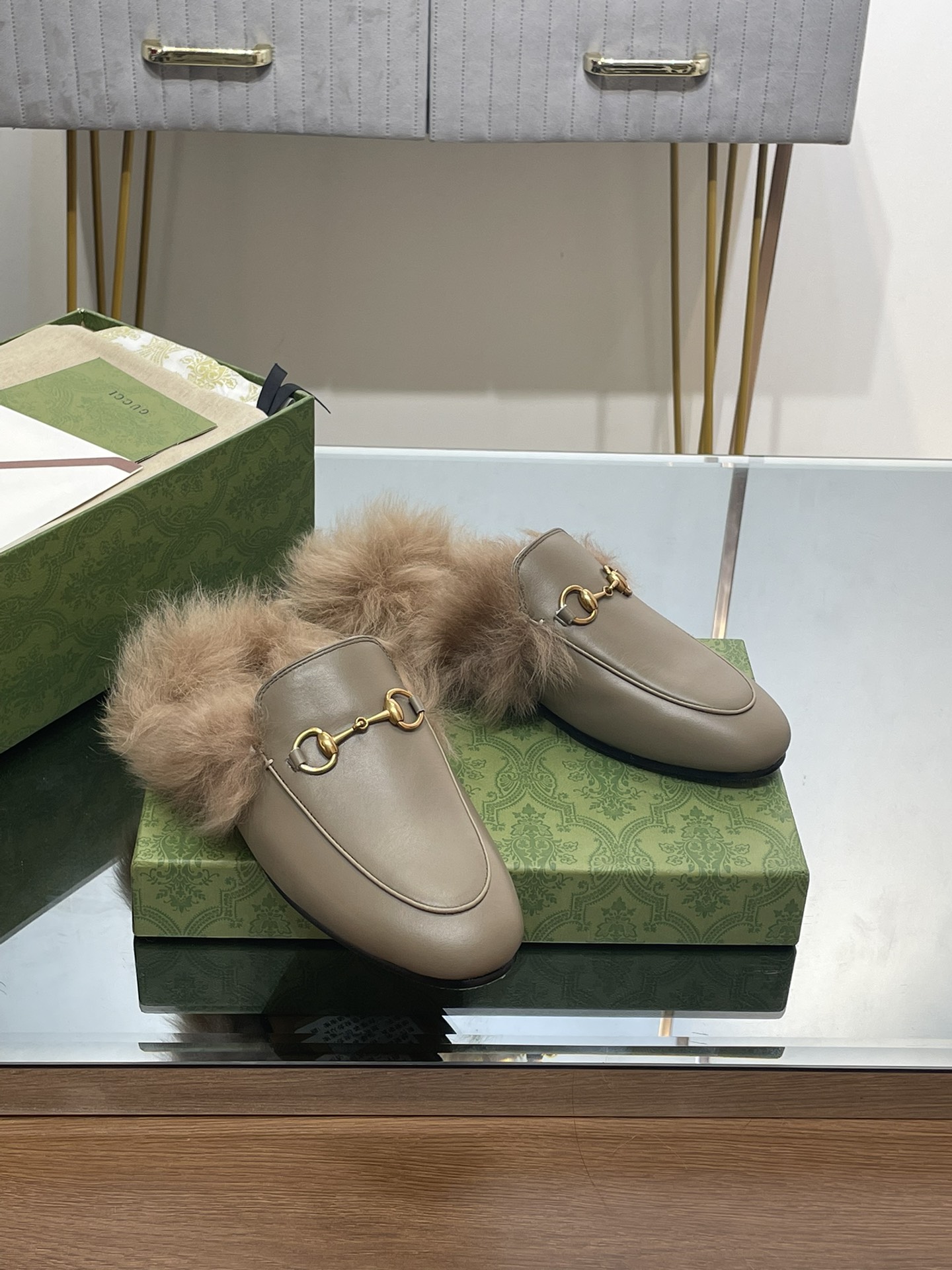 GUCCI グッチ フラットシューズ 本革 毛付き ファー ローファー ブラウン 全1色 - 画像 4