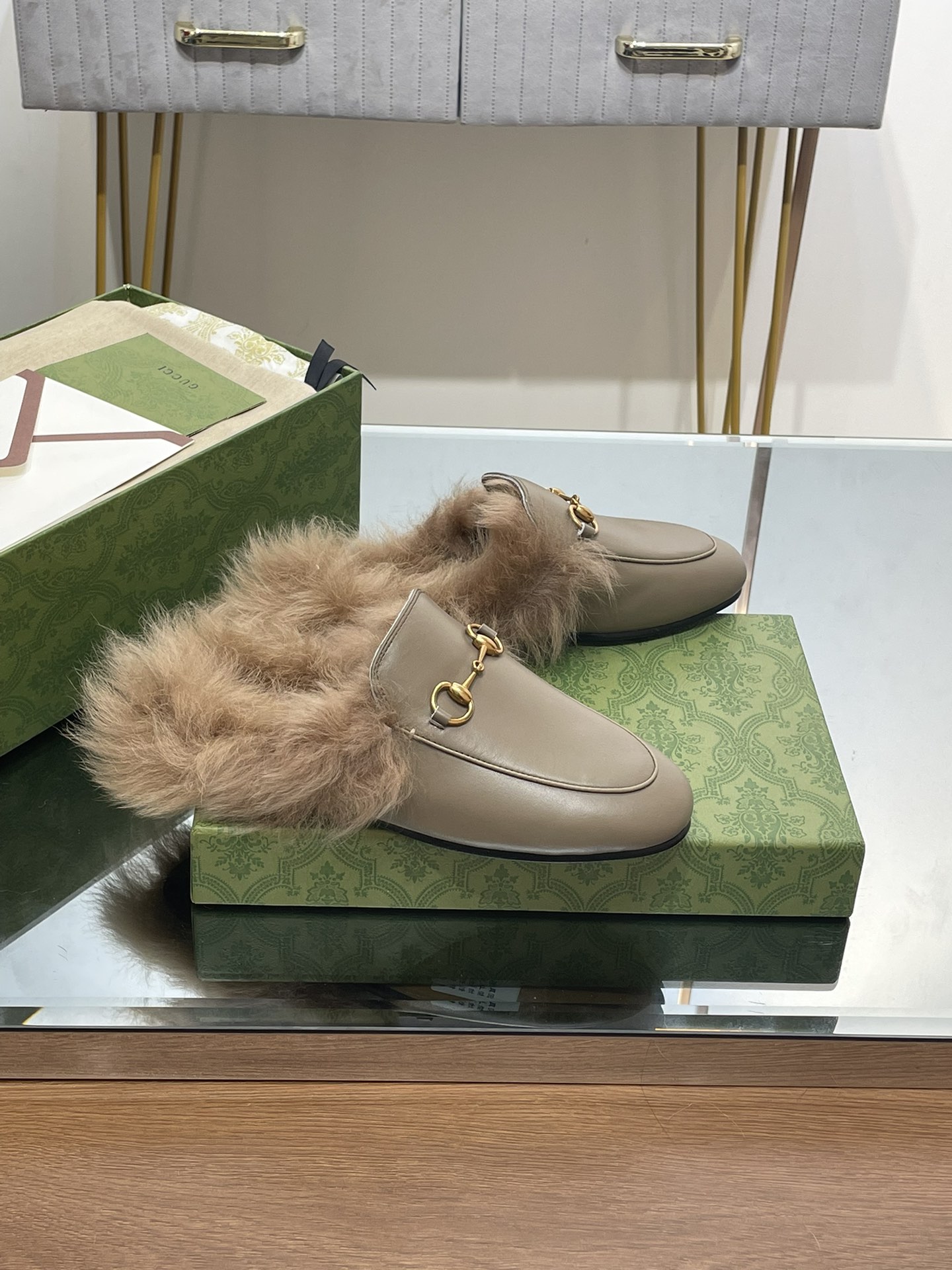 GUCCI グッチ フラットシューズ 本革 毛付き ファー ローファー ブラウン 全1色 - 画像 5