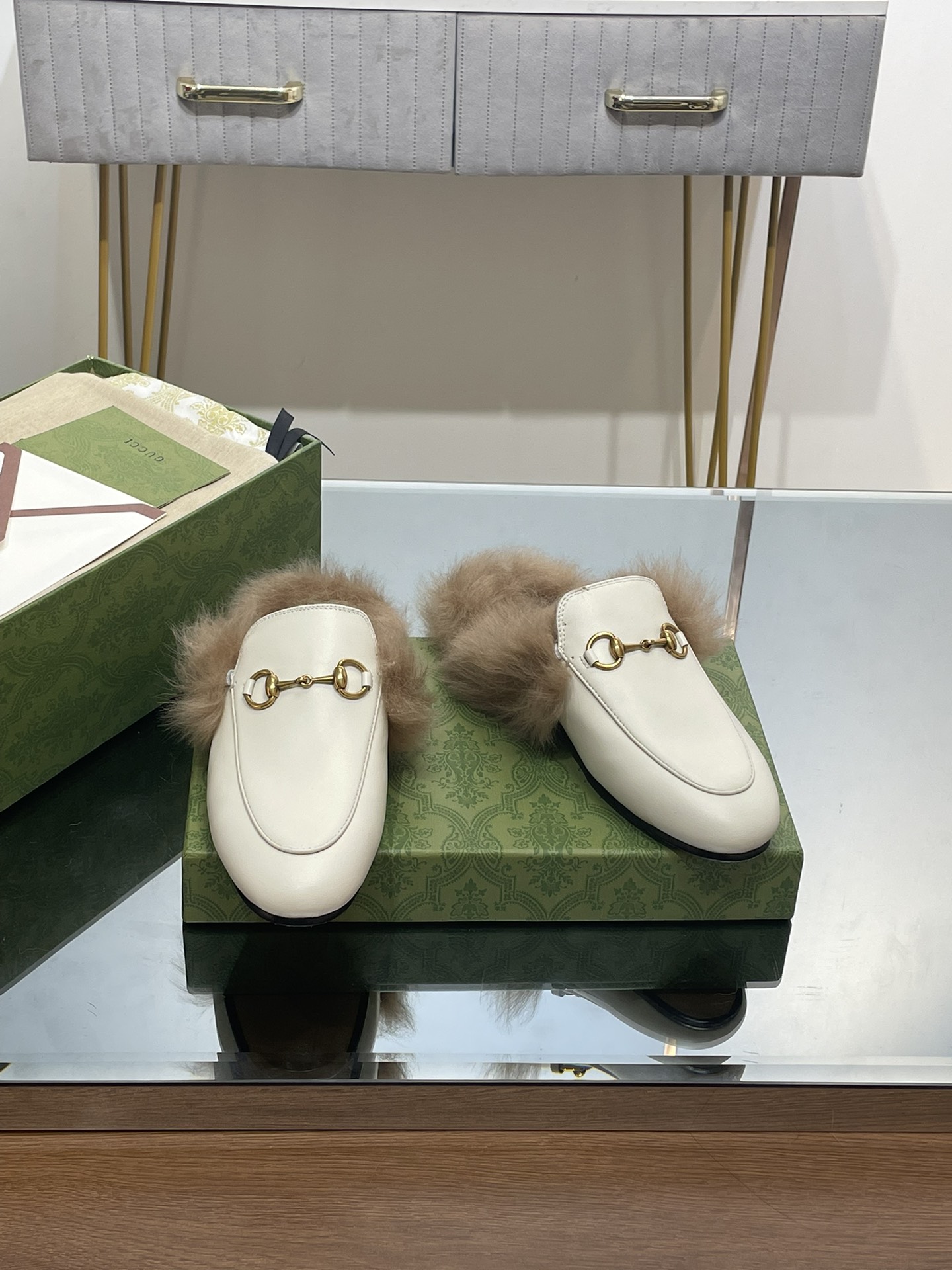 GUCCI グッチ フラットシューズ 本革 軽量 ファー付き ブラック - 画像 3