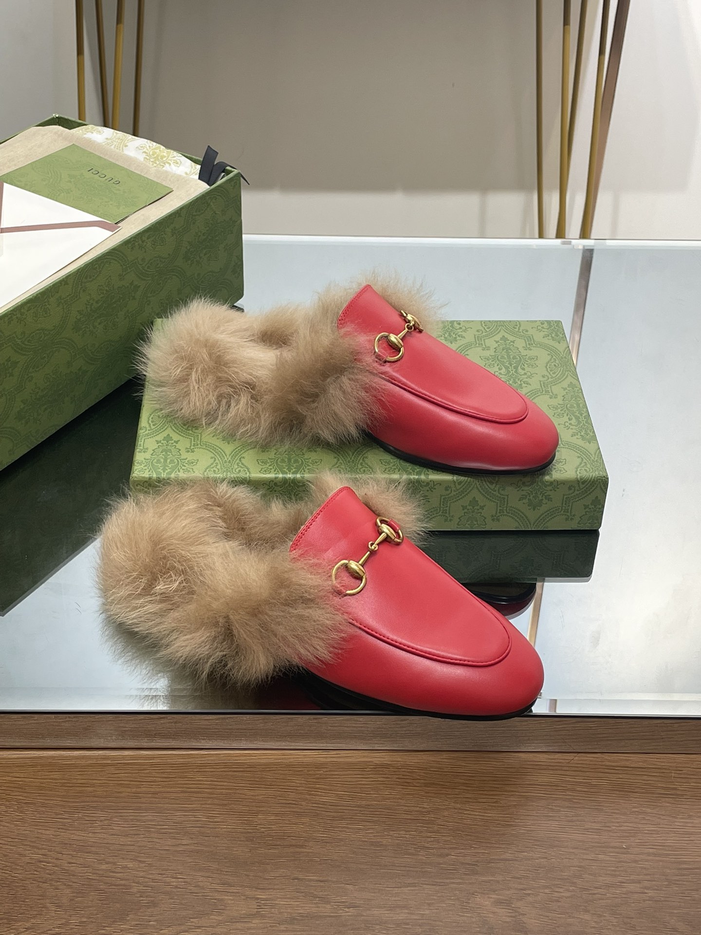GUCCI グッチ フラットシューズ 本革 毛先 レッド - 画像 2