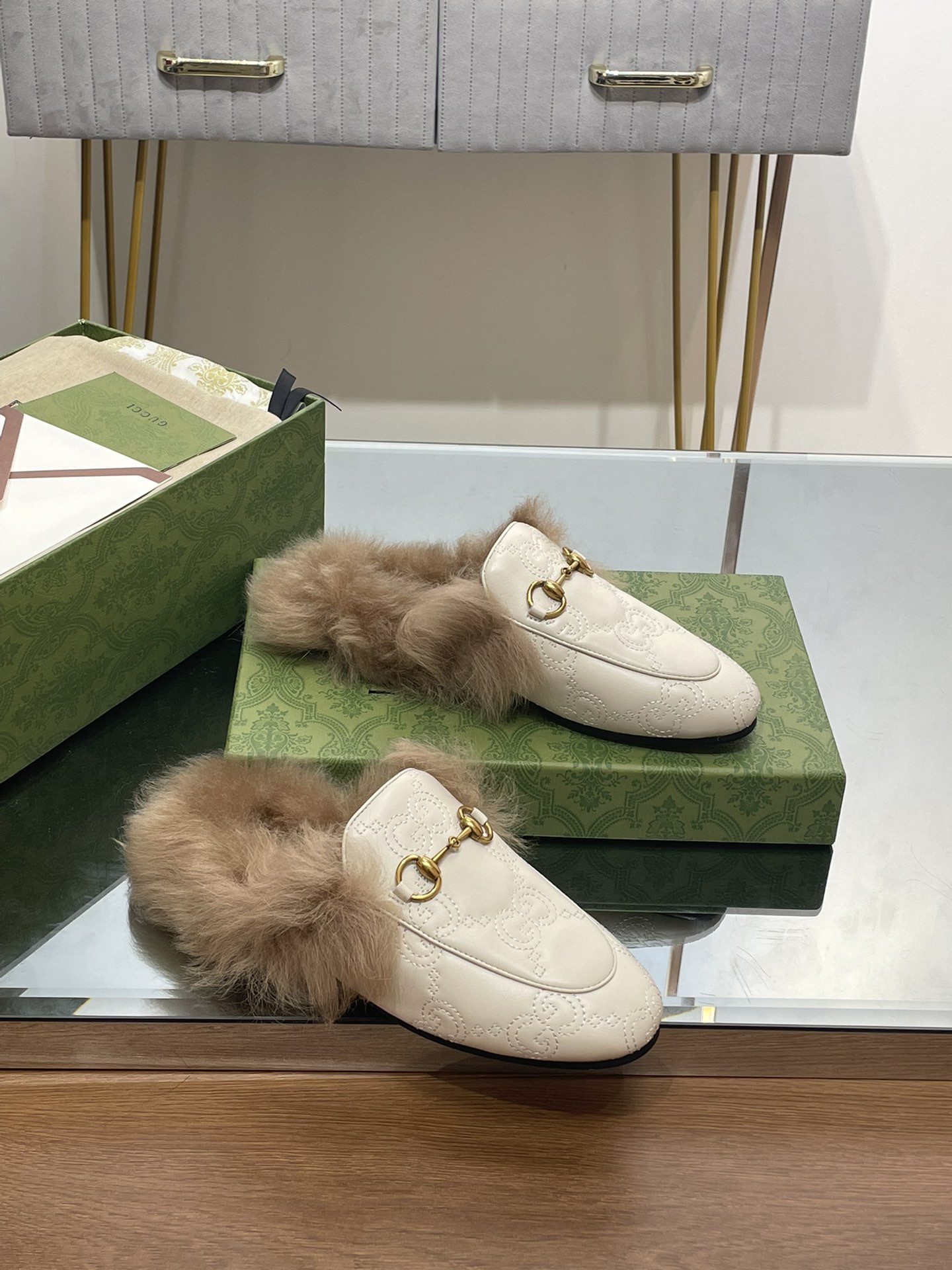 GUCCI グッチ フラットシューズ 本革 軽量 ファー 合皮 通勤 ブラック