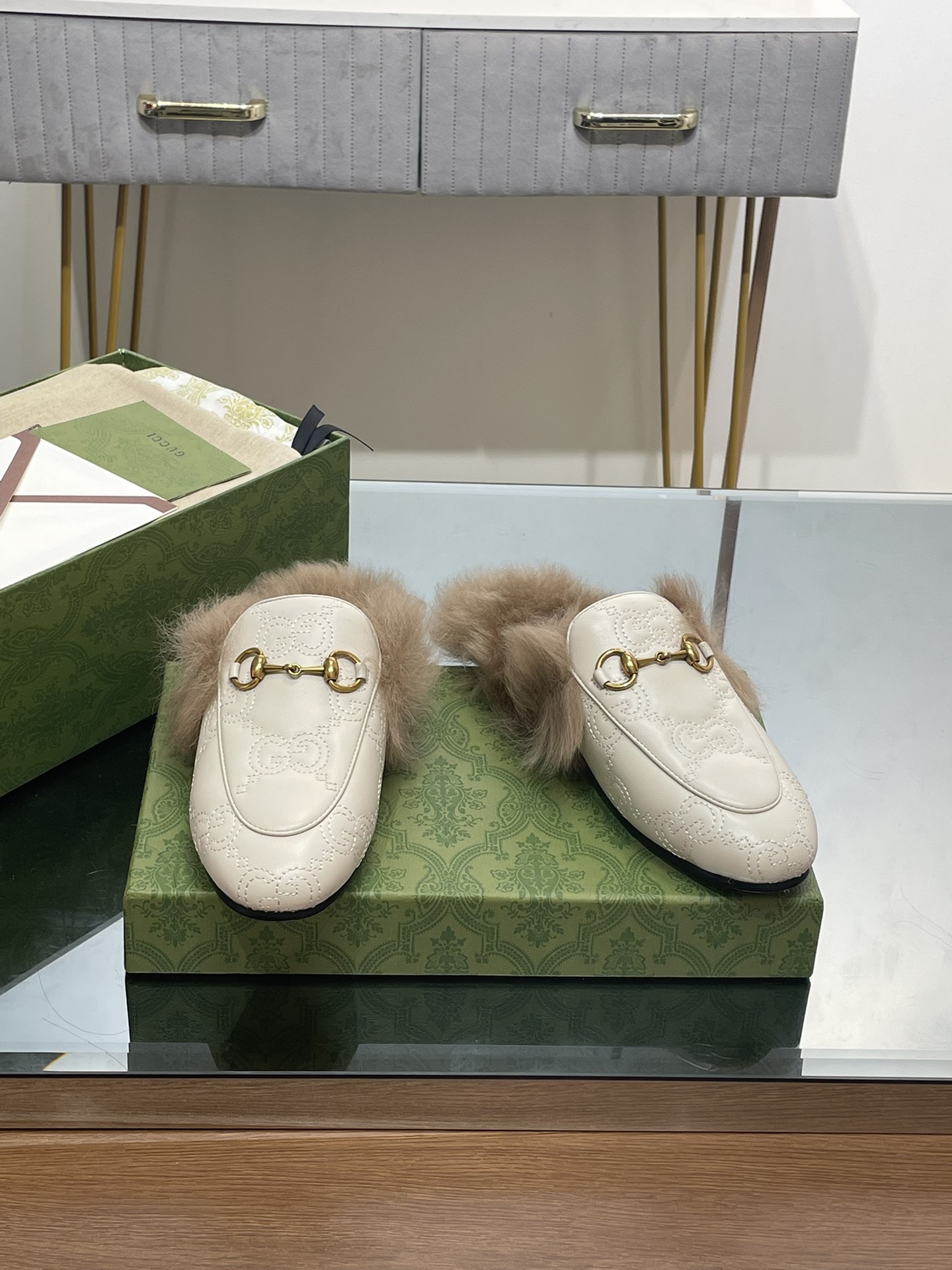 GUCCI グッチ フラットシューズ 本革 軽量 ファー 合皮 通勤 ブラック - 画像 2