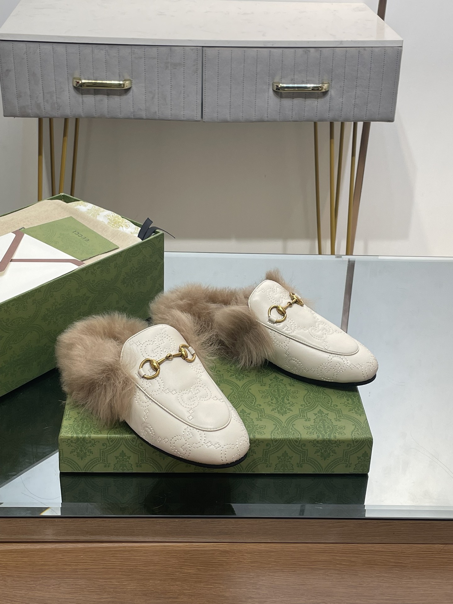 GUCCI グッチ フラットシューズ 本革 軽量 ファー 合皮 通勤 ブラック - 画像 3