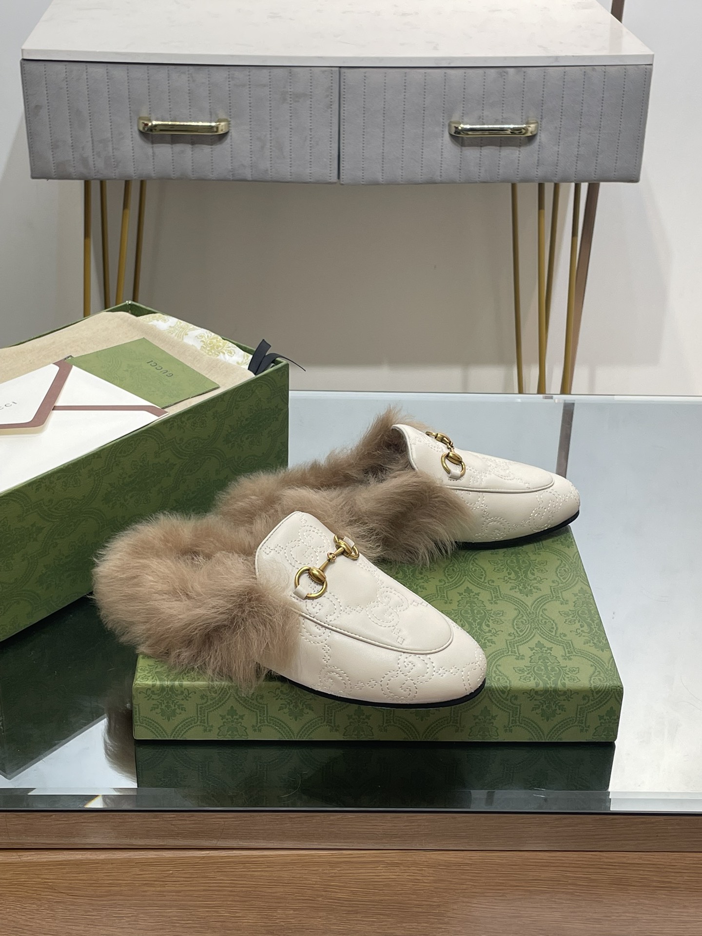 GUCCI グッチ フラットシューズ 本革 軽量 ファー 合皮 通勤 ブラック - 画像 4