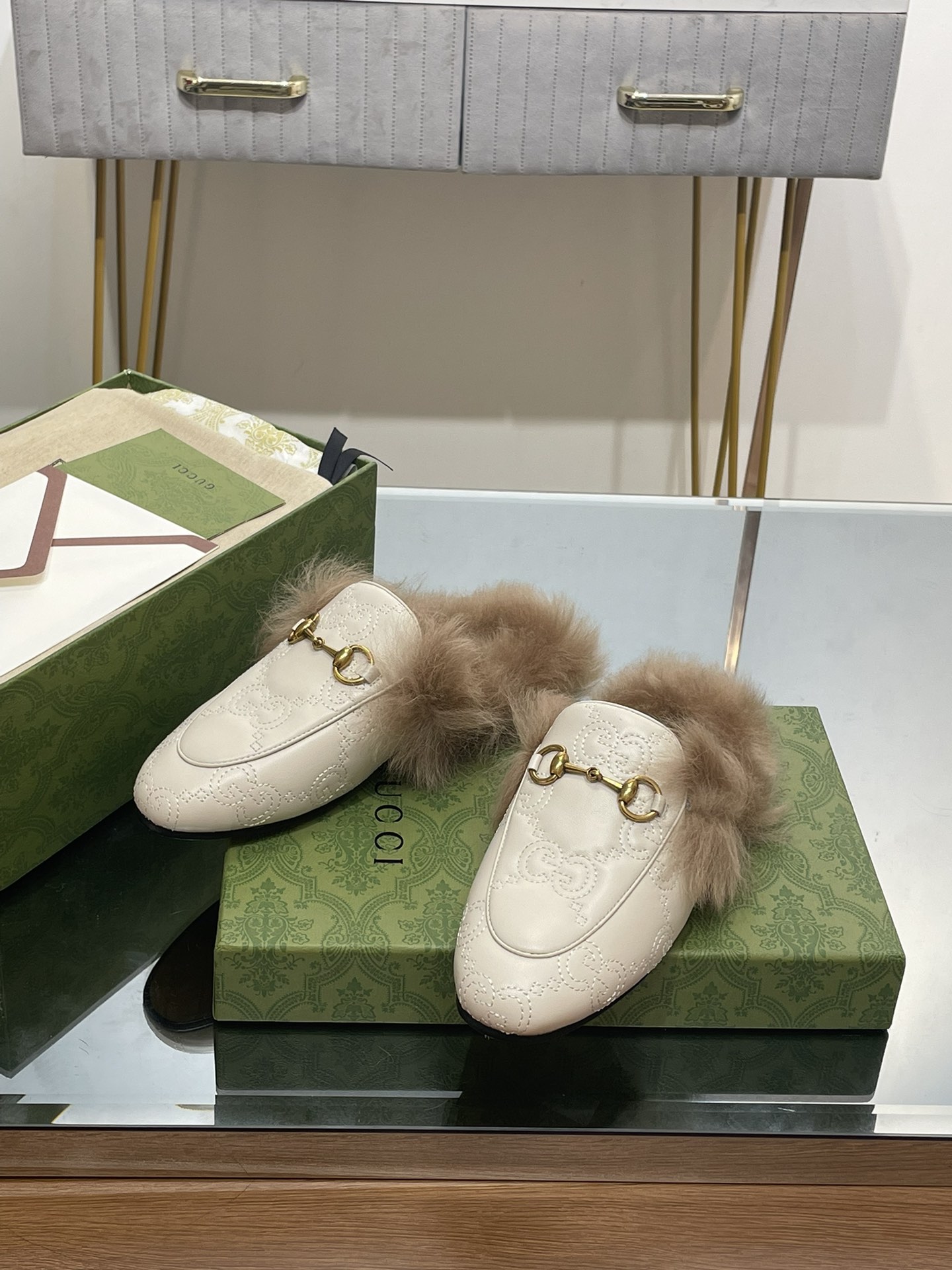 GUCCI グッチ フラットシューズ 本革 軽量 ファー 合皮 通勤 ブラック - 画像 7