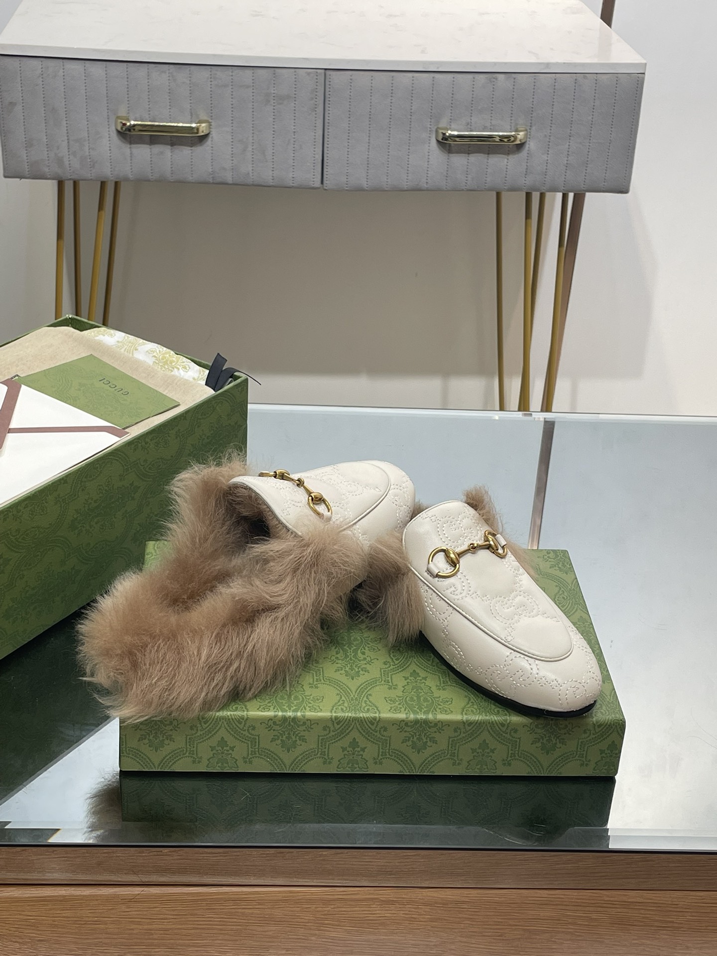 GUCCI グッチ フラットシューズ 本革 軽量 ファー 合皮 通勤 ブラック - 画像 8