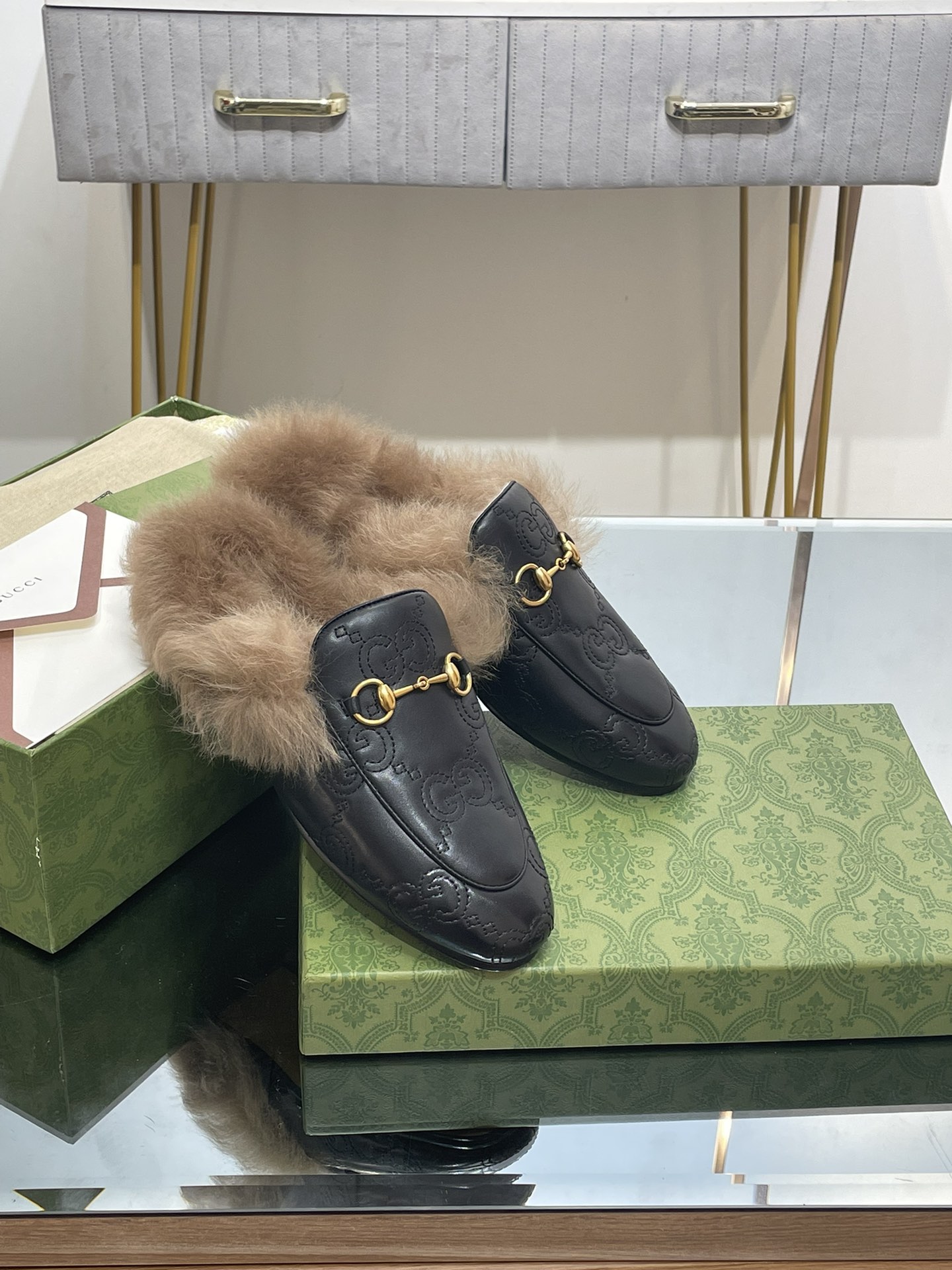 GUCCI グッチ フラットシューズ 本革 軽量 ファー付き ブラック