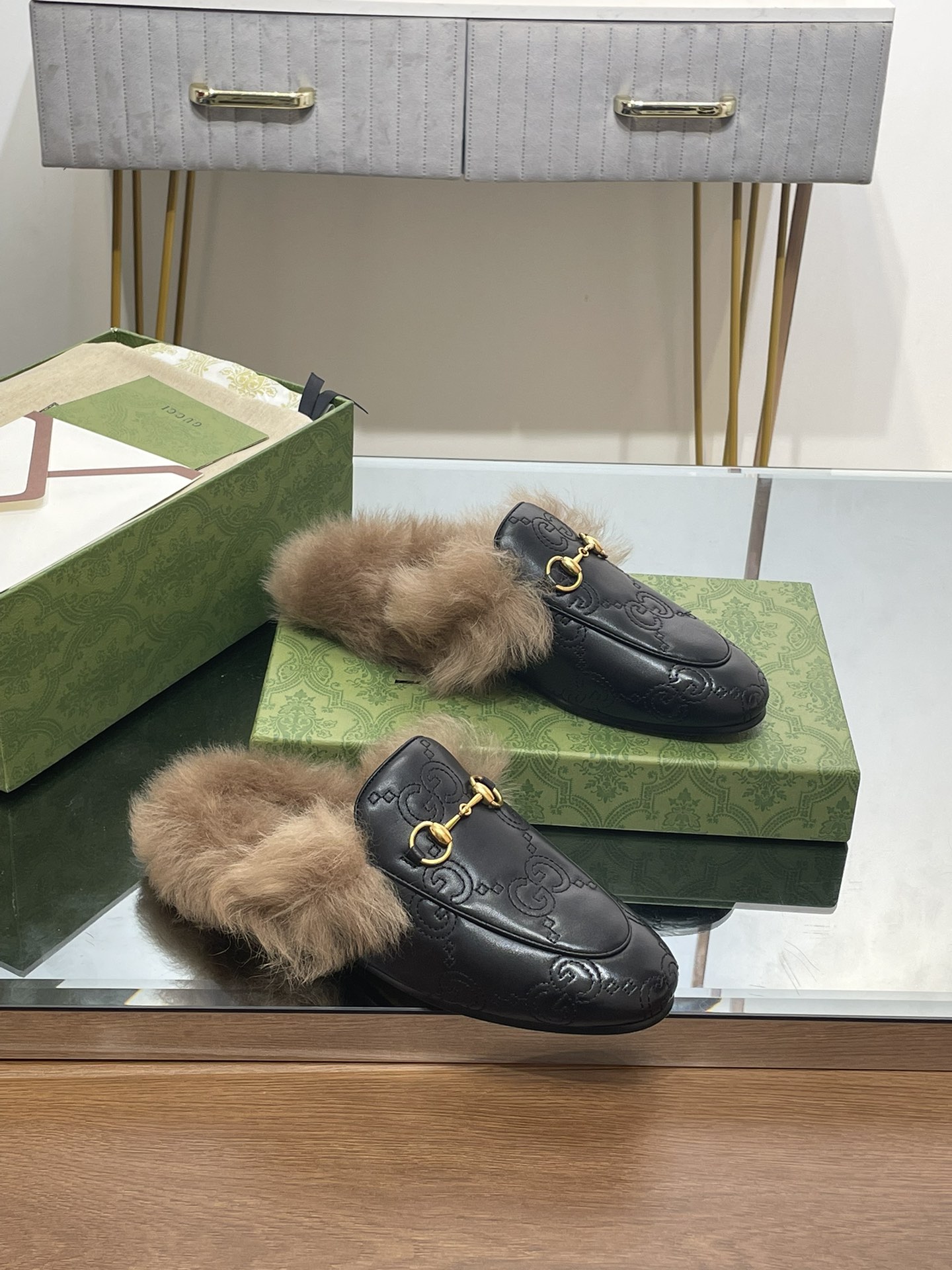 GUCCI グッチ フラットシューズ 本革 軽量 ファー付き ブラック - 画像 2