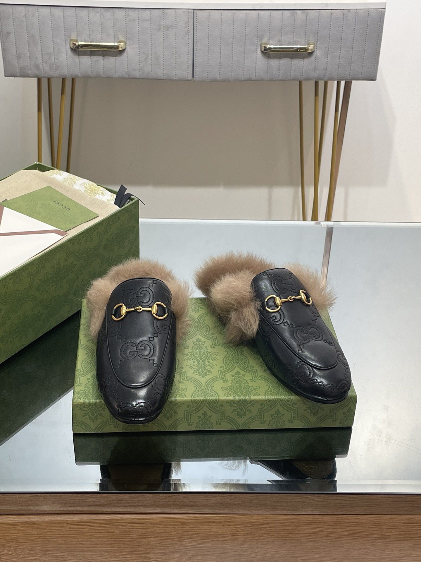 GUCCI グッチ フラットシューズ 本革 軽量 ファー付き ブラック - 画像 3