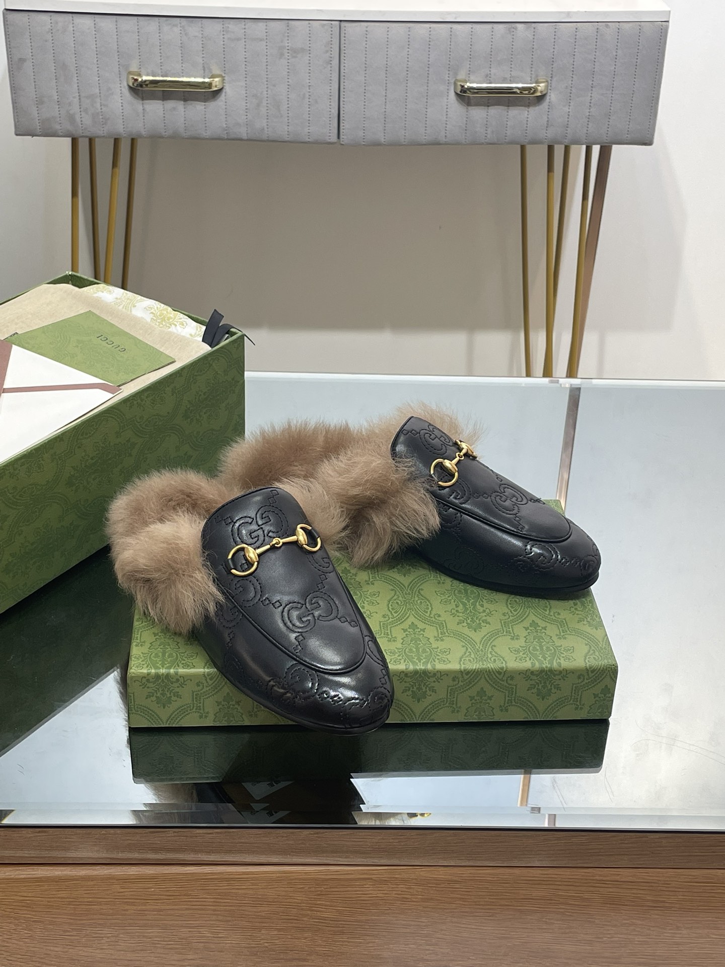 GUCCI グッチ フラットシューズ 本革 軽量 ファー付き ブラック - 画像 4