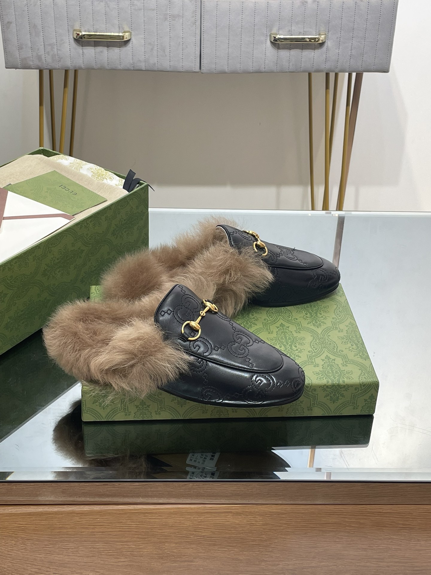 GUCCI グッチ フラットシューズ 本革 軽量 ファー付き ブラック - 画像 5
