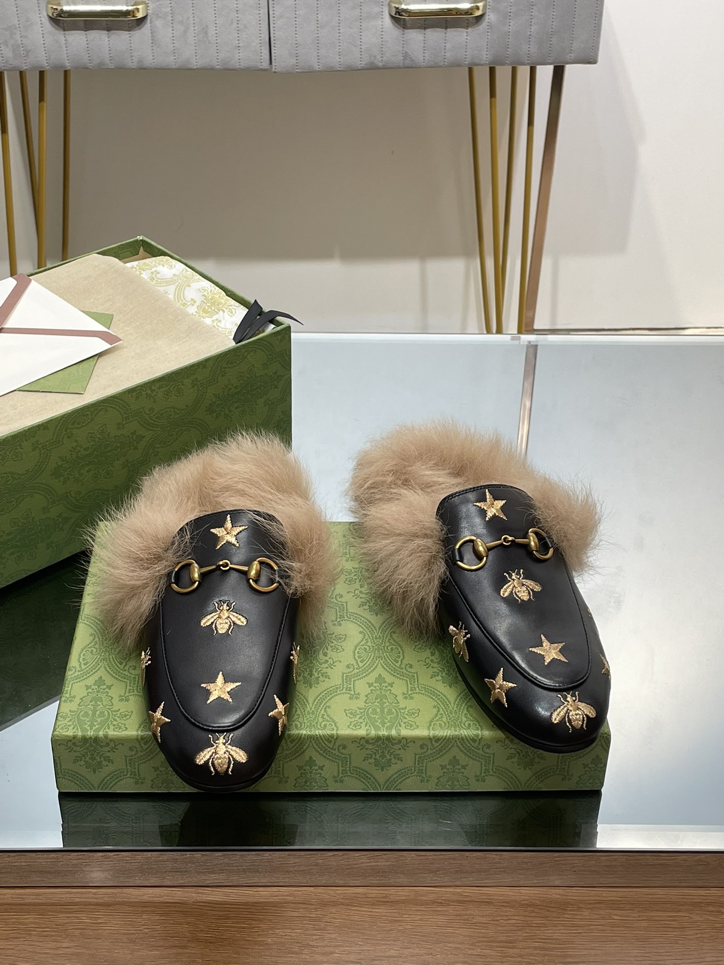 GUCCI グッチ フラットシューズ 本革 軽量 ファー付き ブラック - 画像 2
