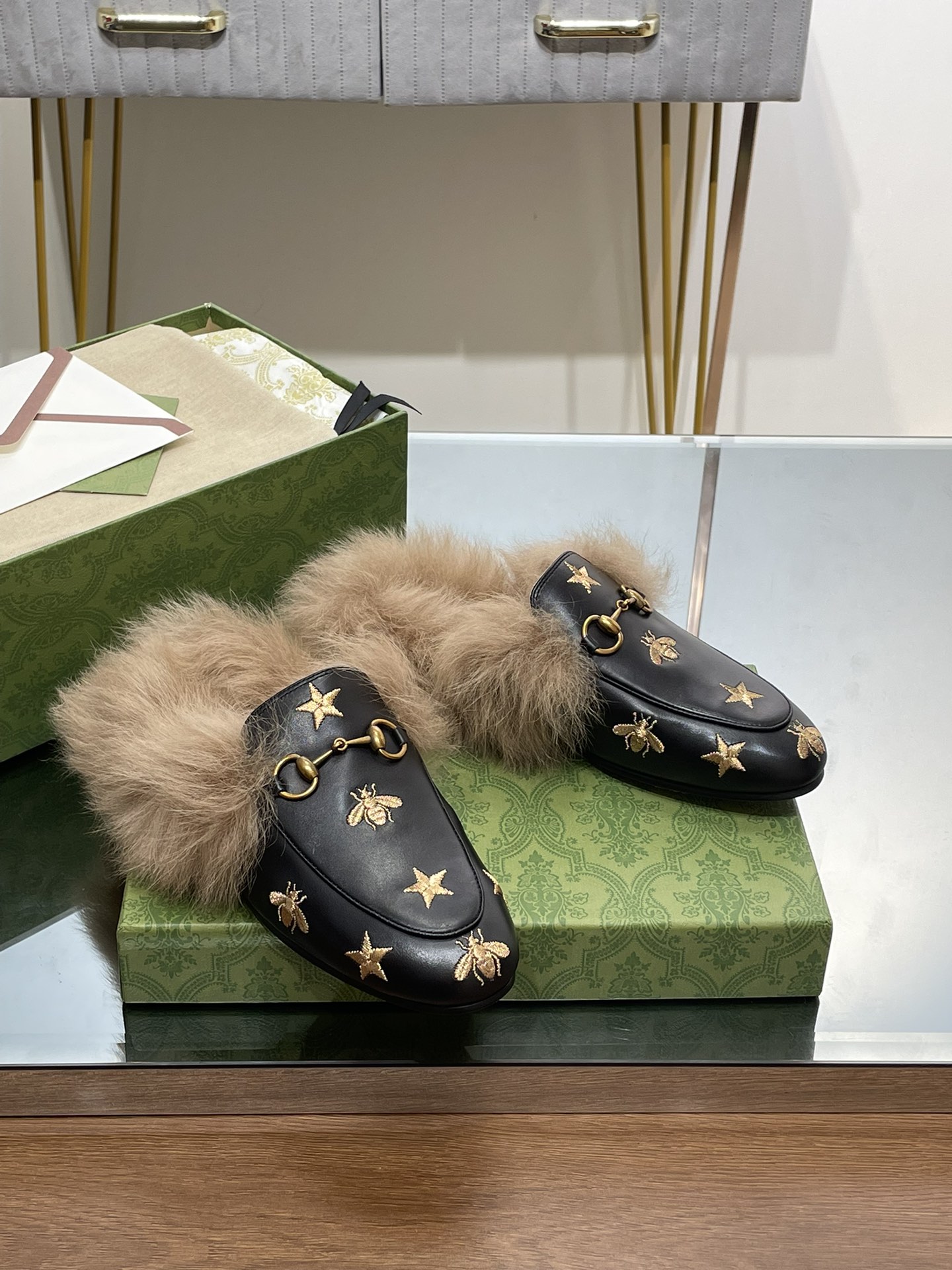 GUCCI グッチ フラットシューズ 本革 軽量 ファー付き ブラック - 画像 3
