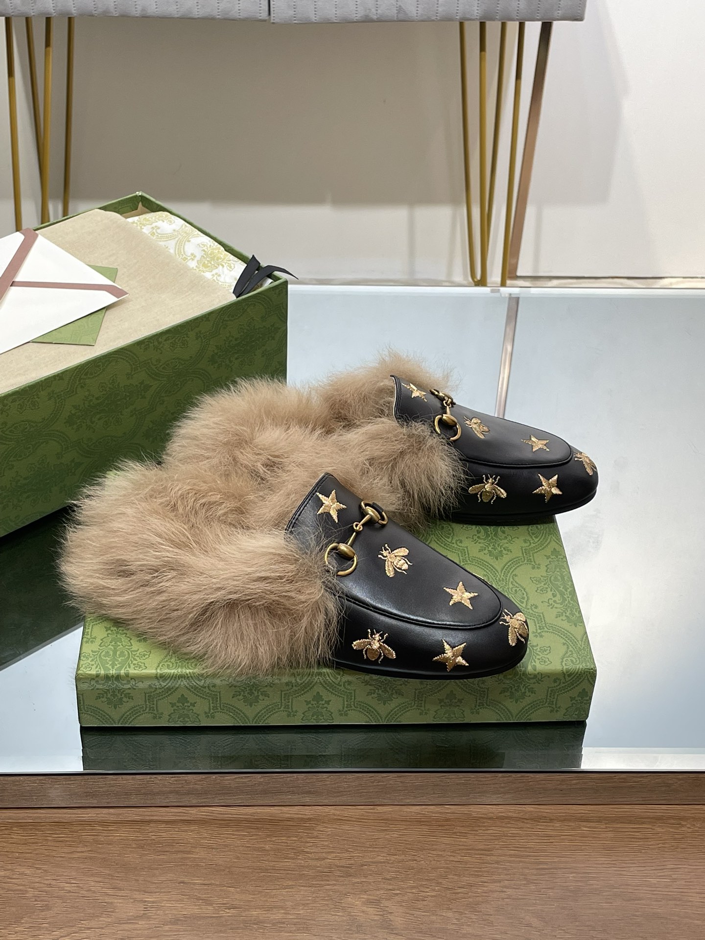 GUCCI グッチ フラットシューズ 本革 軽量 ファー付き ブラック - 画像 4