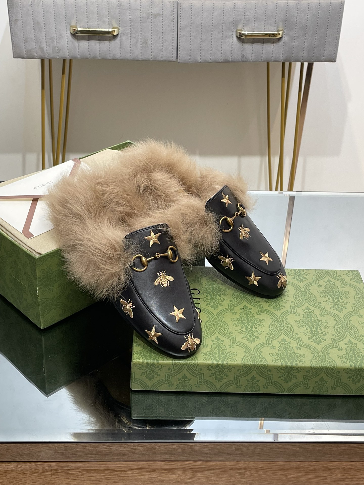 GUCCI グッチ フラットシューズ 本革 軽量 ファー付き ブラック - 画像 5