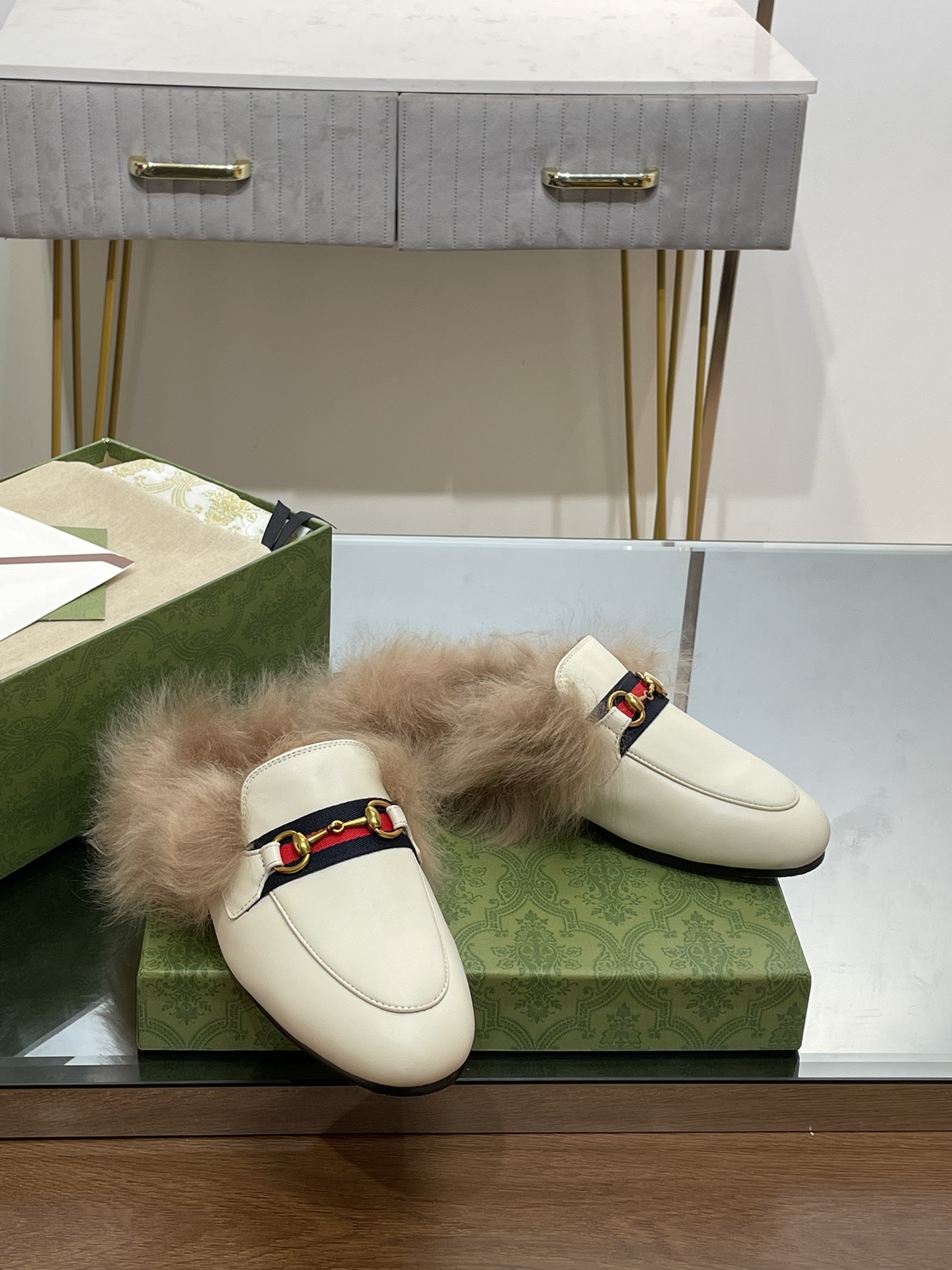 GUCCI グッチ フラットシューズ 本革 軽量 ファー付き ブラック - 画像 2