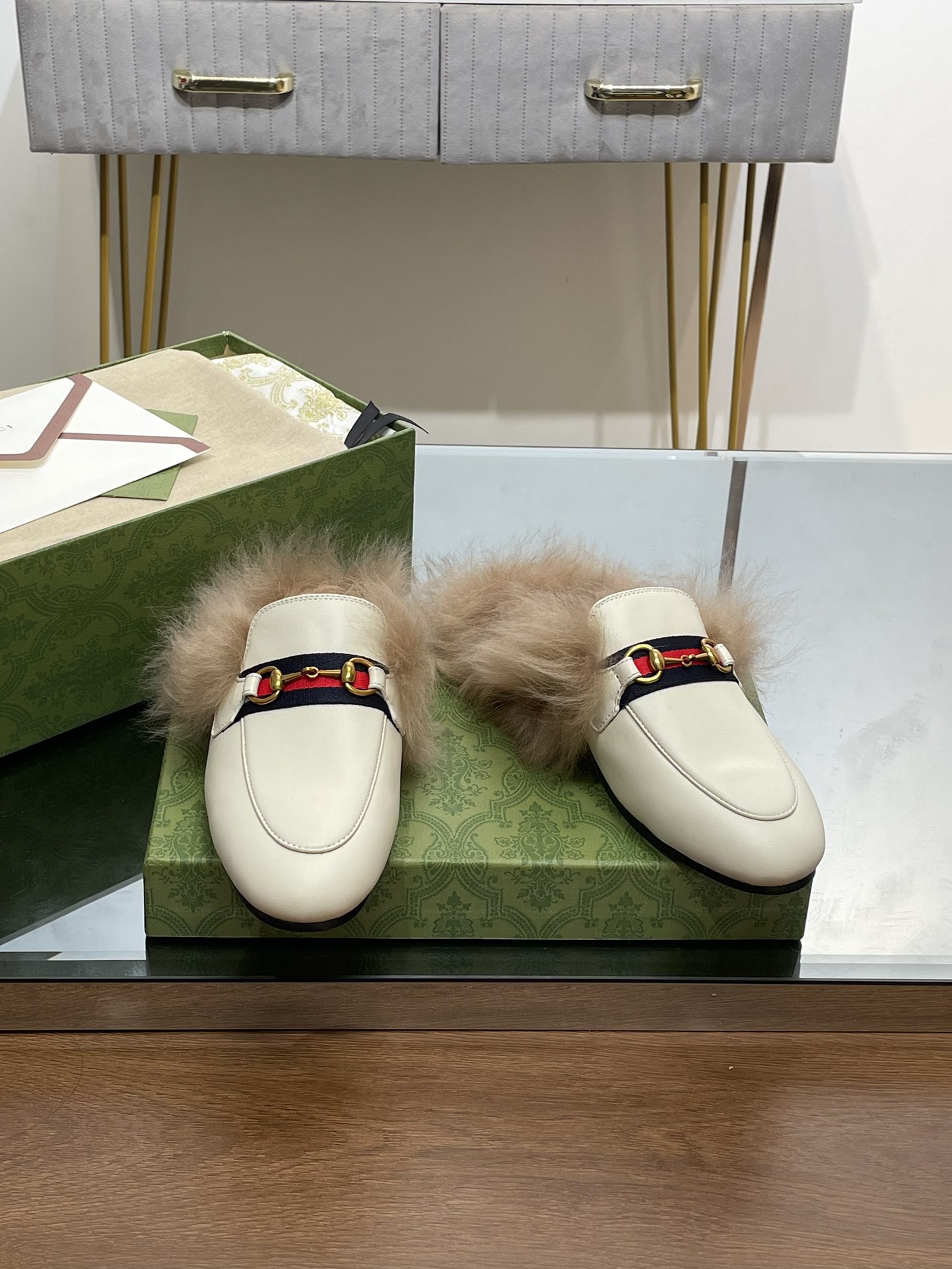 GUCCI グッチ フラットシューズ 本革 軽量 ファー付き ブラック - 画像 3