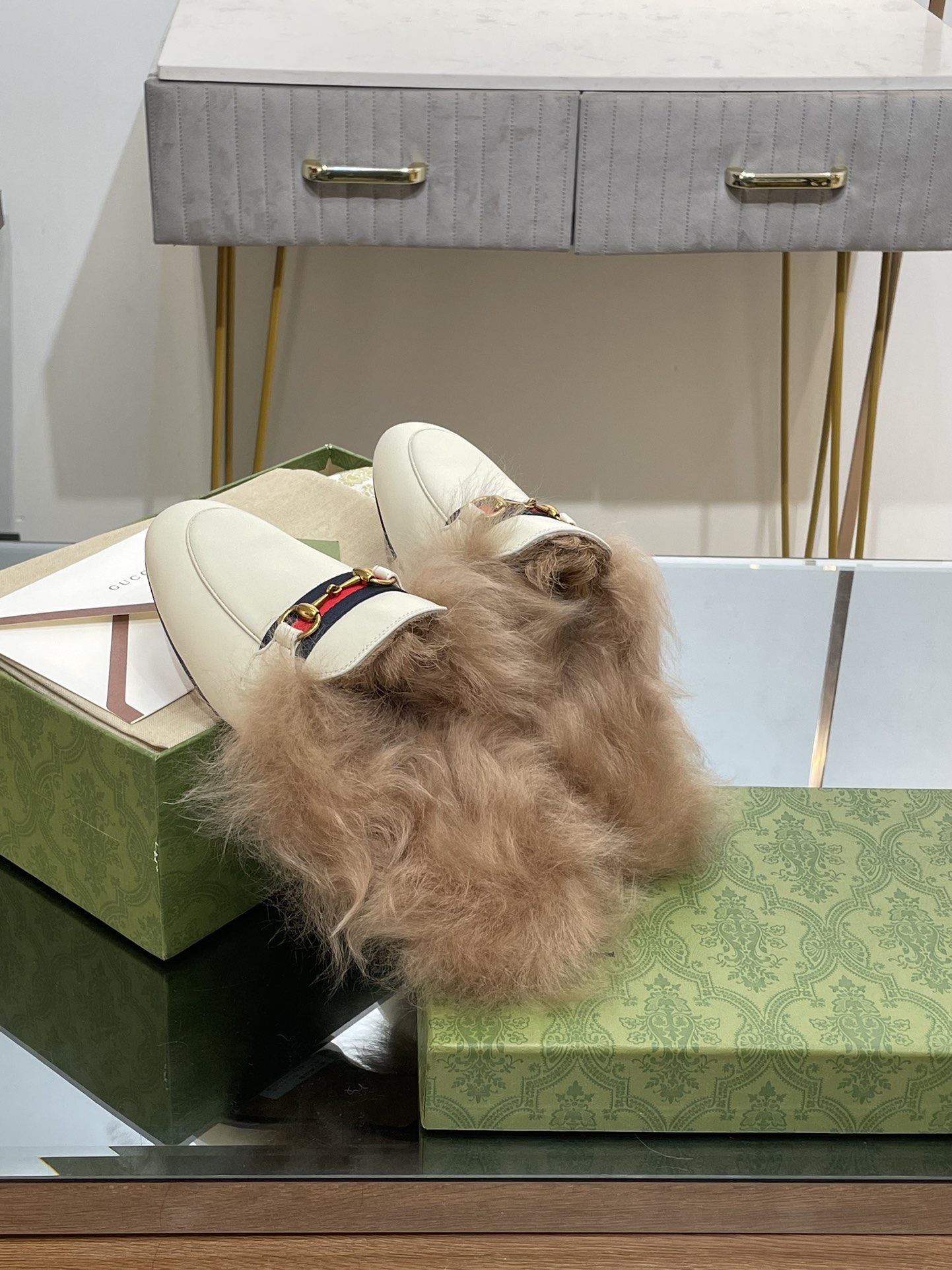 GUCCI グッチ フラットシューズ 本革 軽量 ファー付き ブラック - 画像 4