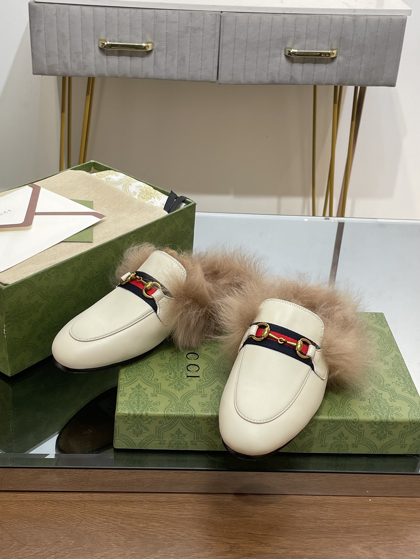 GUCCI グッチ フラットシューズ 本革 軽量 ファー付き ブラック - 画像 5