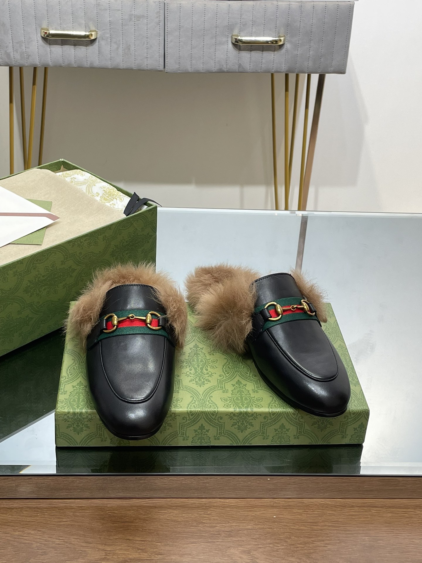 GUCCI グッチ フラットシューズ 本革 毛付き ブラック