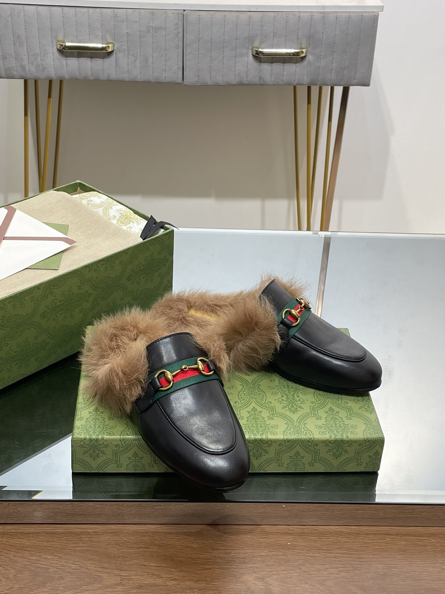 GUCCI グッチ フラットシューズ 本革 毛付き ブラック - 画像 2