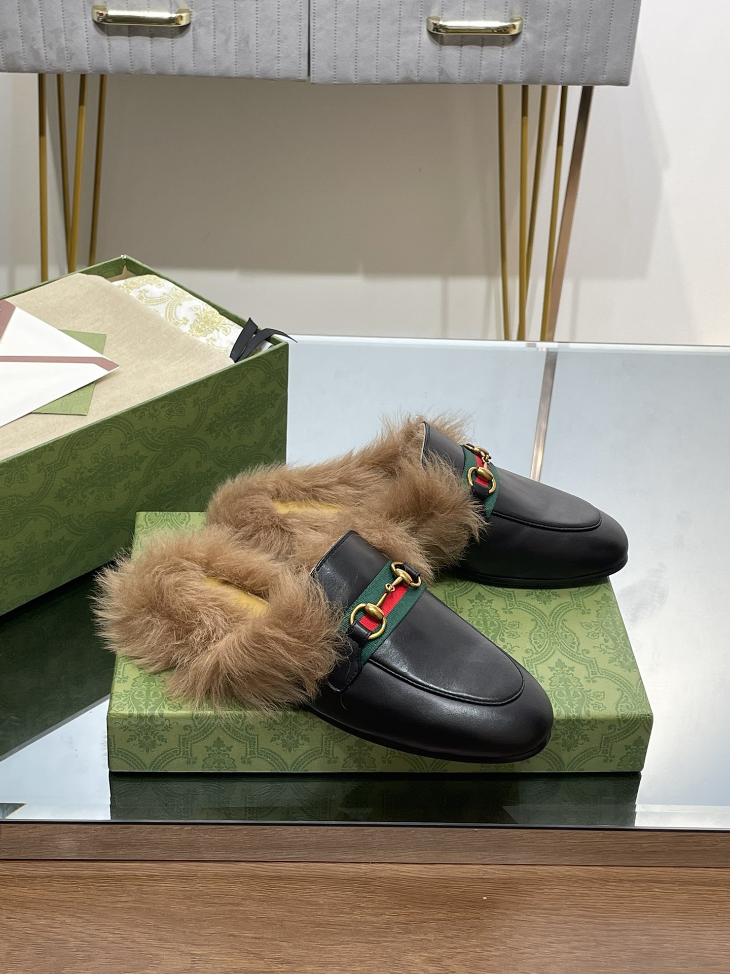 GUCCI グッチ フラットシューズ 本革 毛付き ブラック - 画像 3