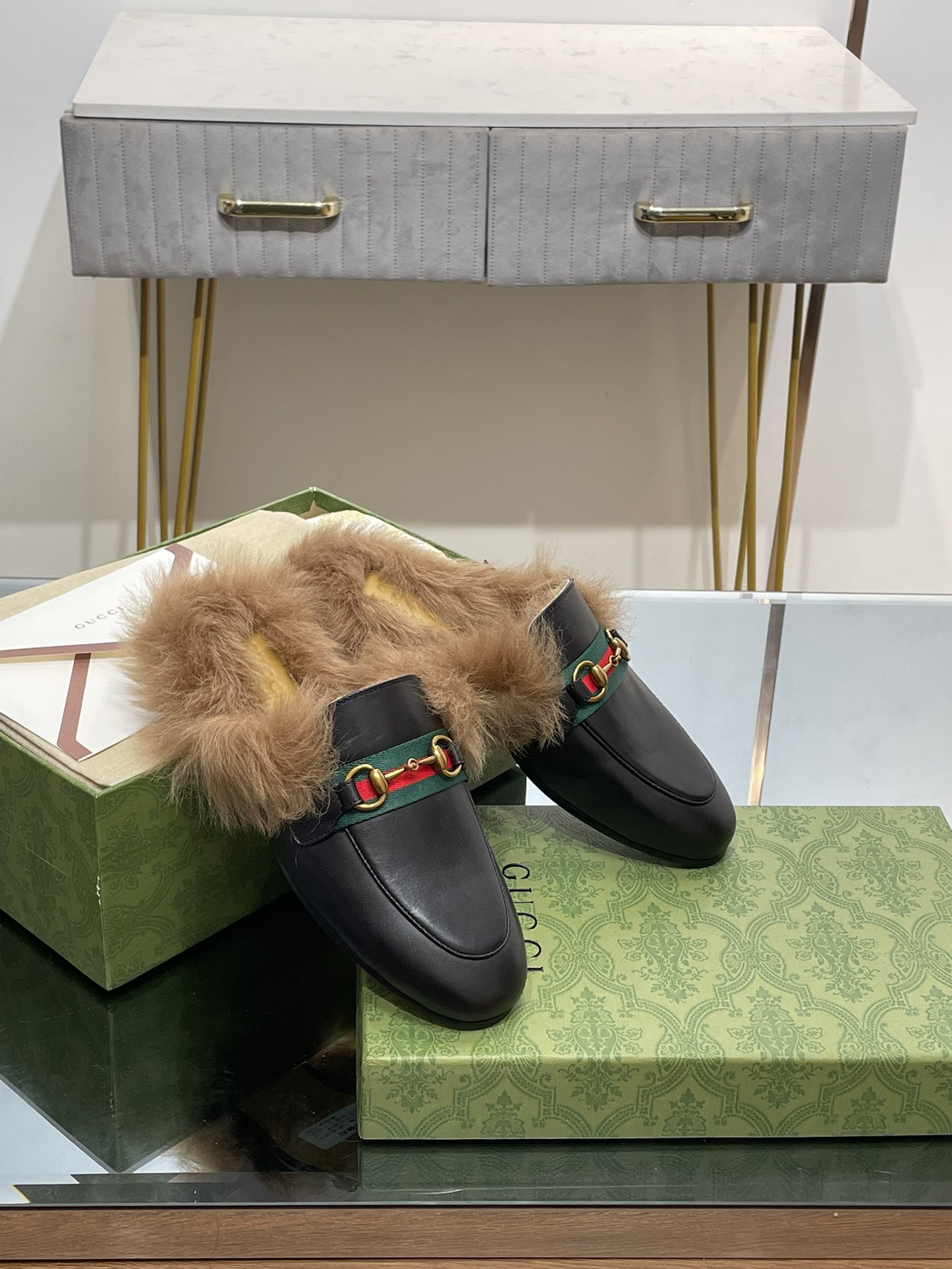 GUCCI グッチ フラットシューズ 本革 毛付き ブラック - 画像 4