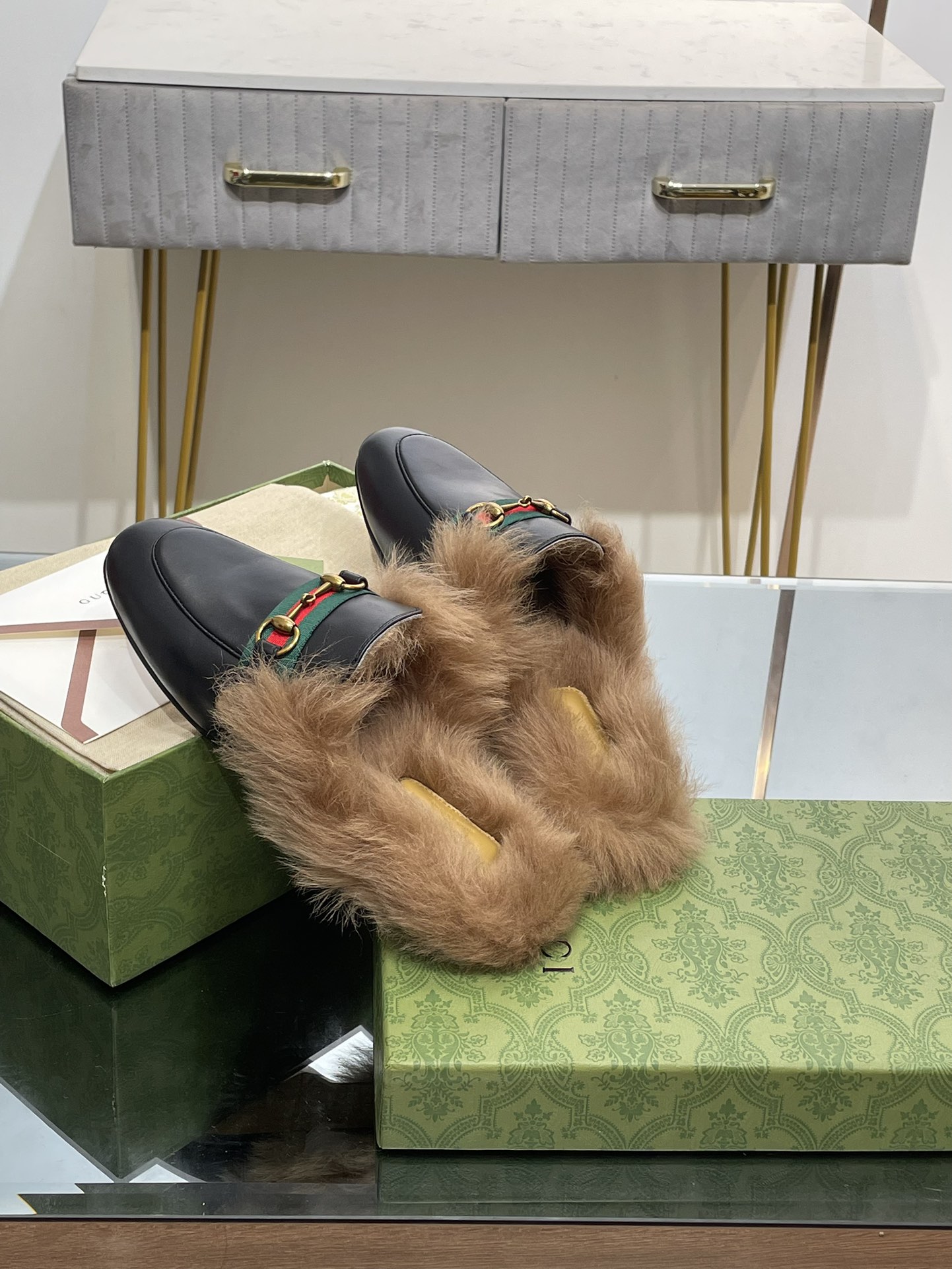 GUCCI グッチ フラットシューズ 本革 毛付き ブラック - 画像 5