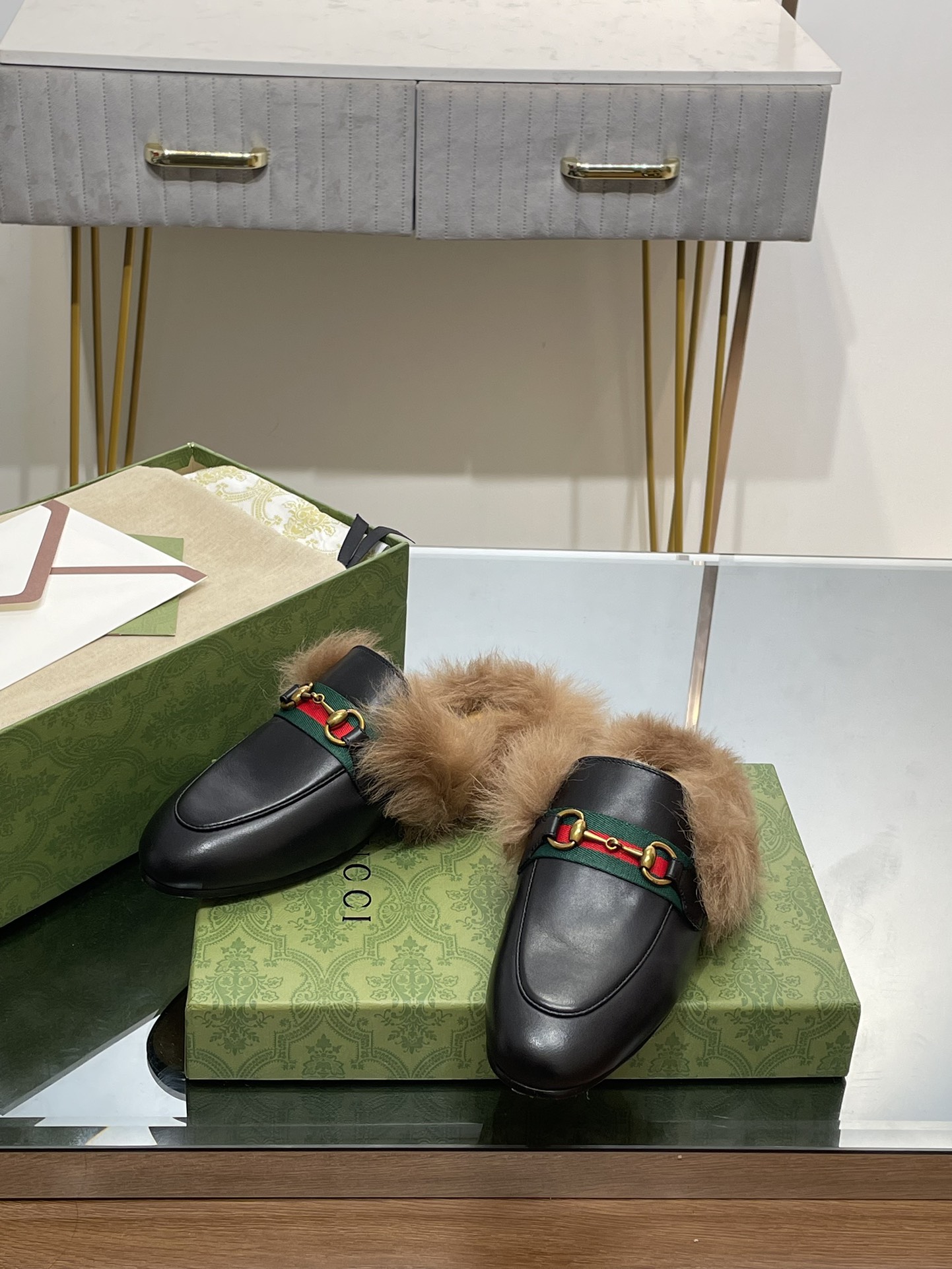 GUCCI グッチ フラットシューズ 本革 毛付き ブラック - 画像 6