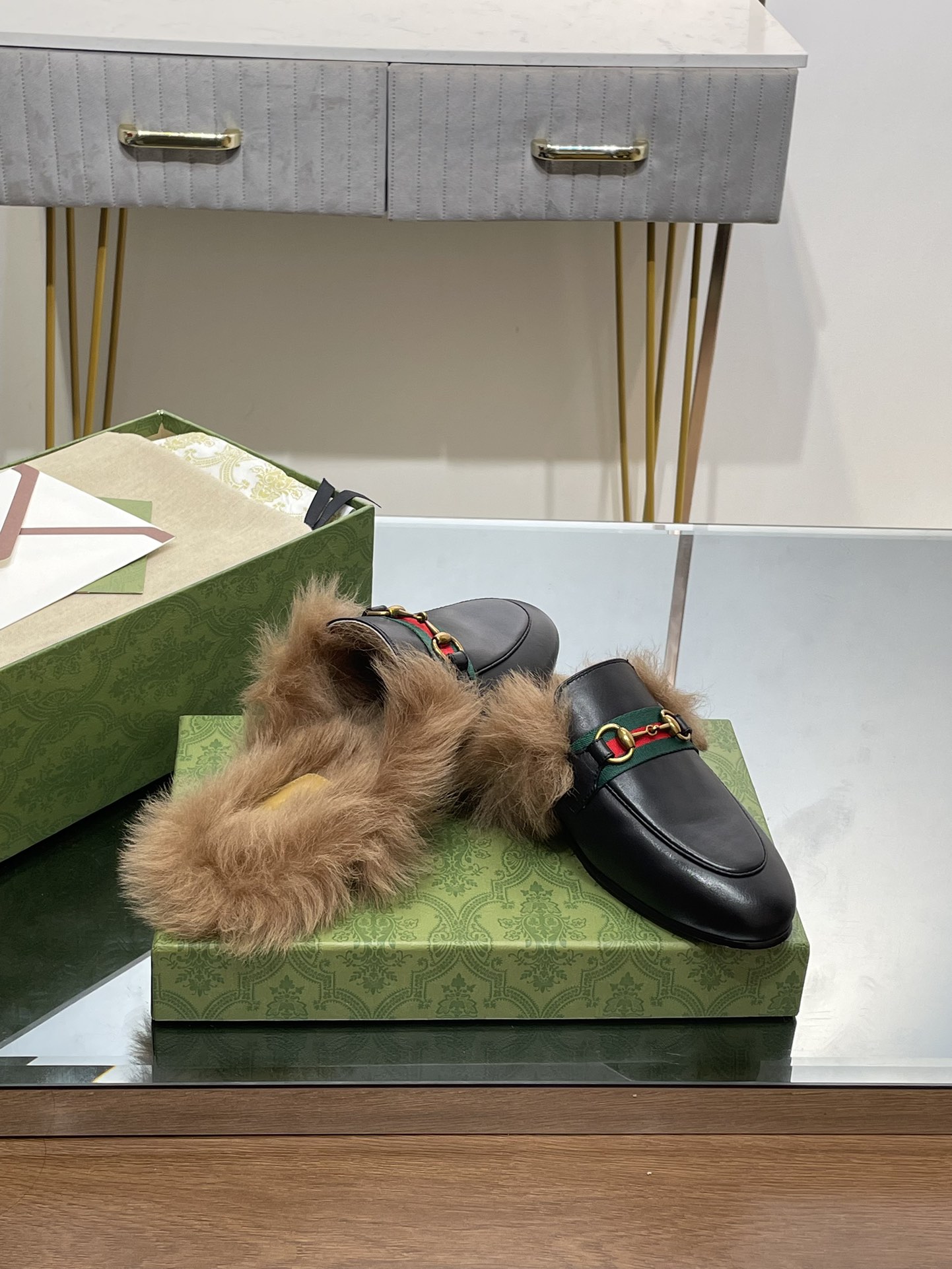 GUCCI グッチ フラットシューズ 本革 毛付き ブラック - 画像 7