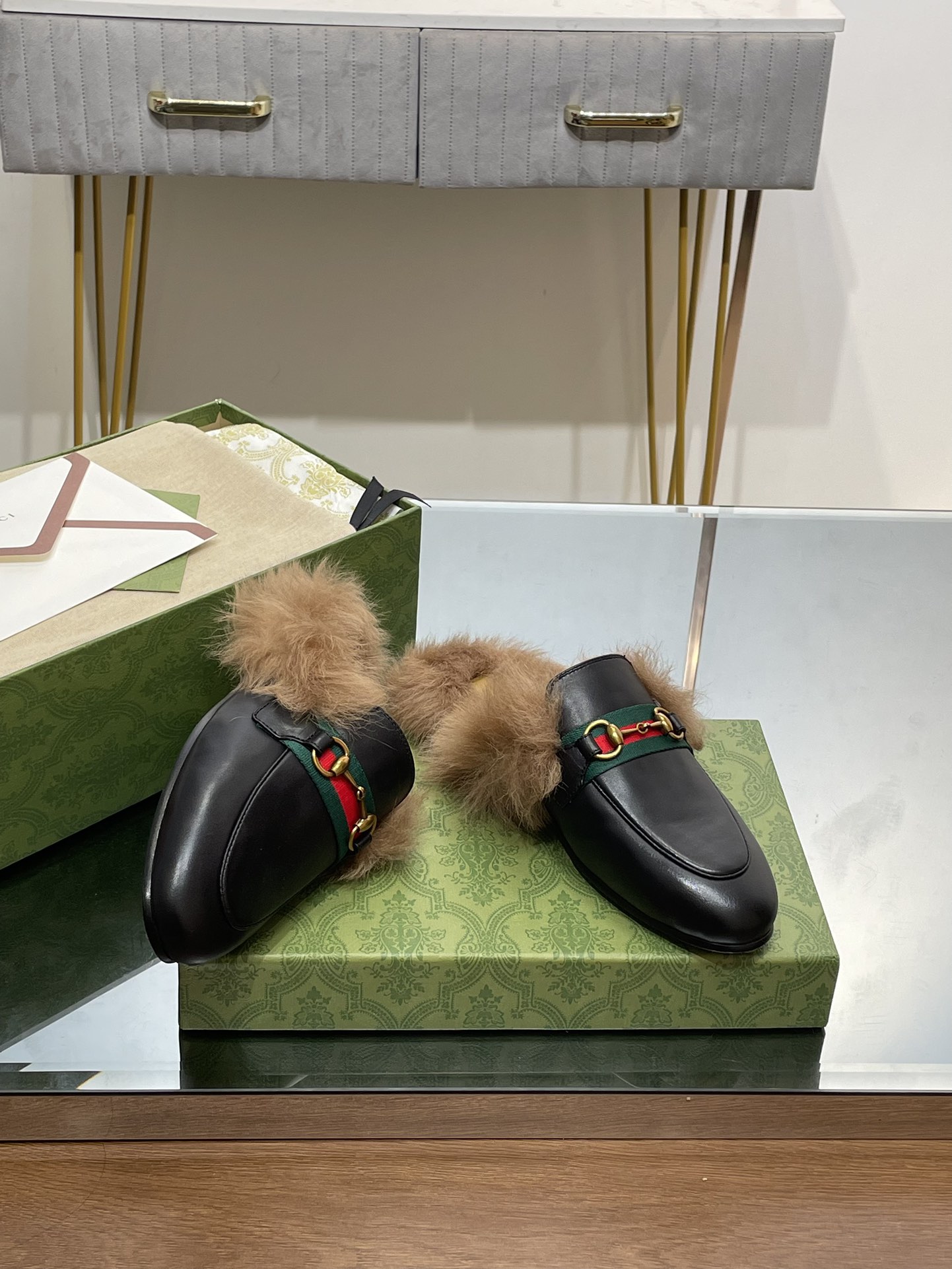 GUCCI グッチ フラットシューズ 本革 毛付き ブラック - 画像 8