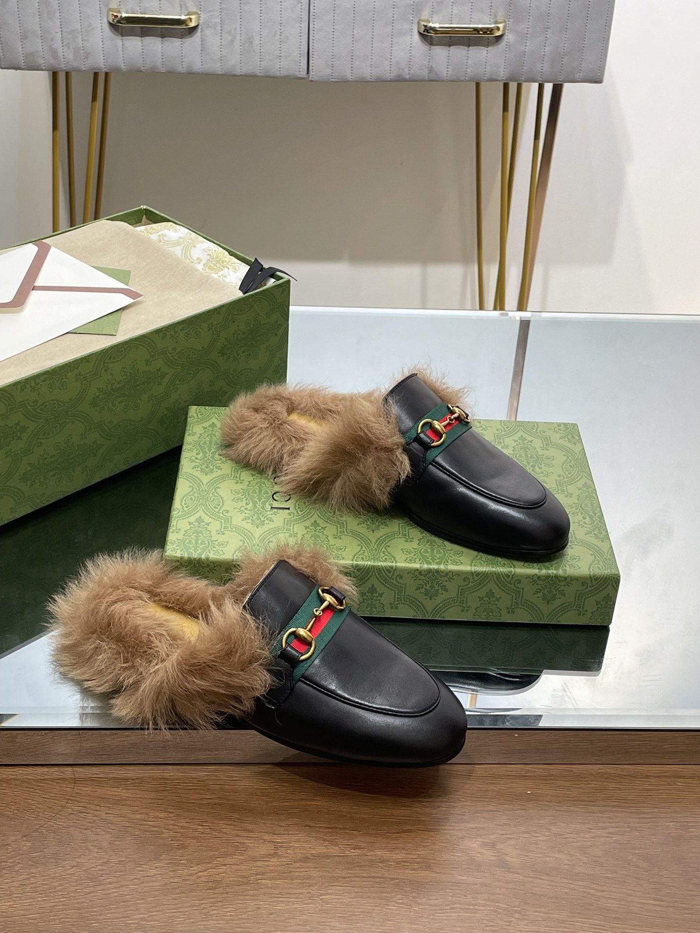 GUCCI グッチ フラットシューズ 本革 毛付き ブラック - 画像 9