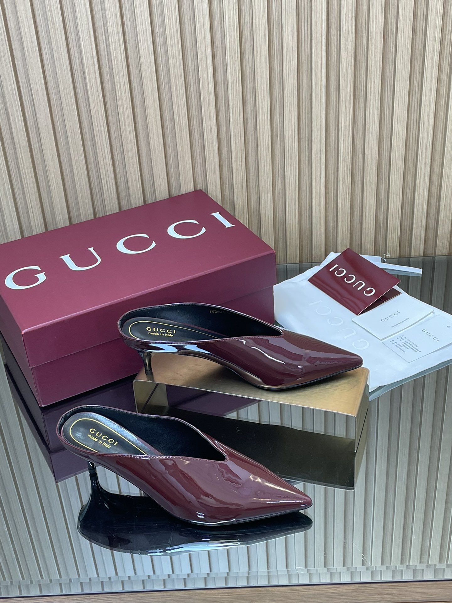 GUCCI グッチ フラットシューズ 本革 通勤 ブラック