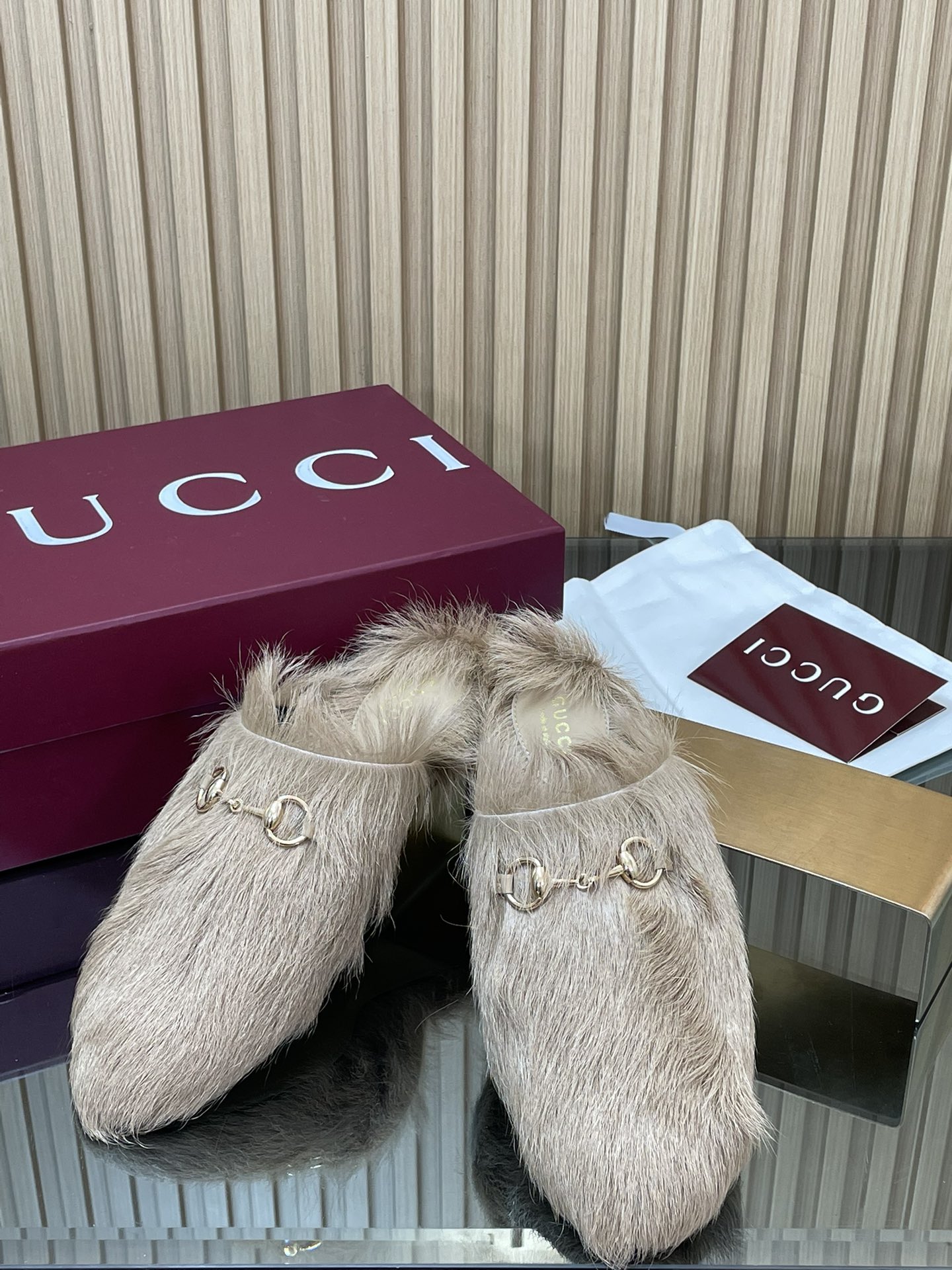 GUCCI グッチ ファー フラットシューズ ブラック - 画像 2