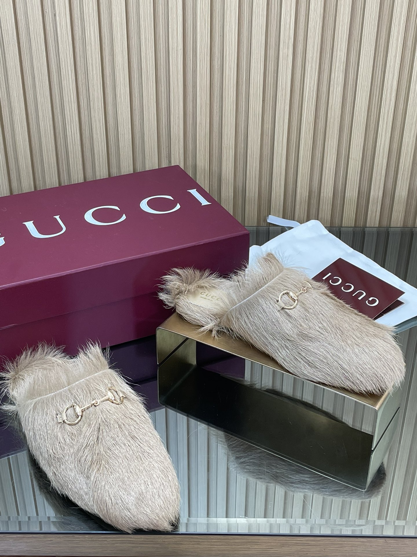 GUCCI グッチ ファー フラットシューズ ブラック - 画像 3