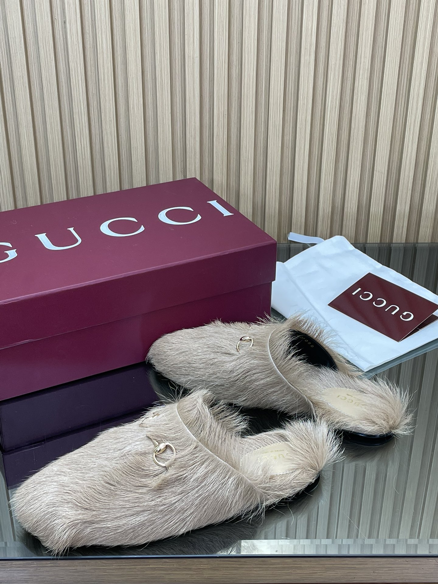 GUCCI グッチ ファー フラットシューズ ブラック - 画像 4