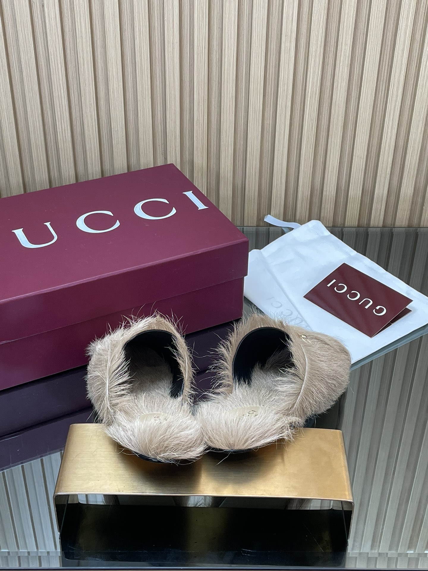 GUCCI グッチ ファー フラットシューズ ブラック - 画像 5