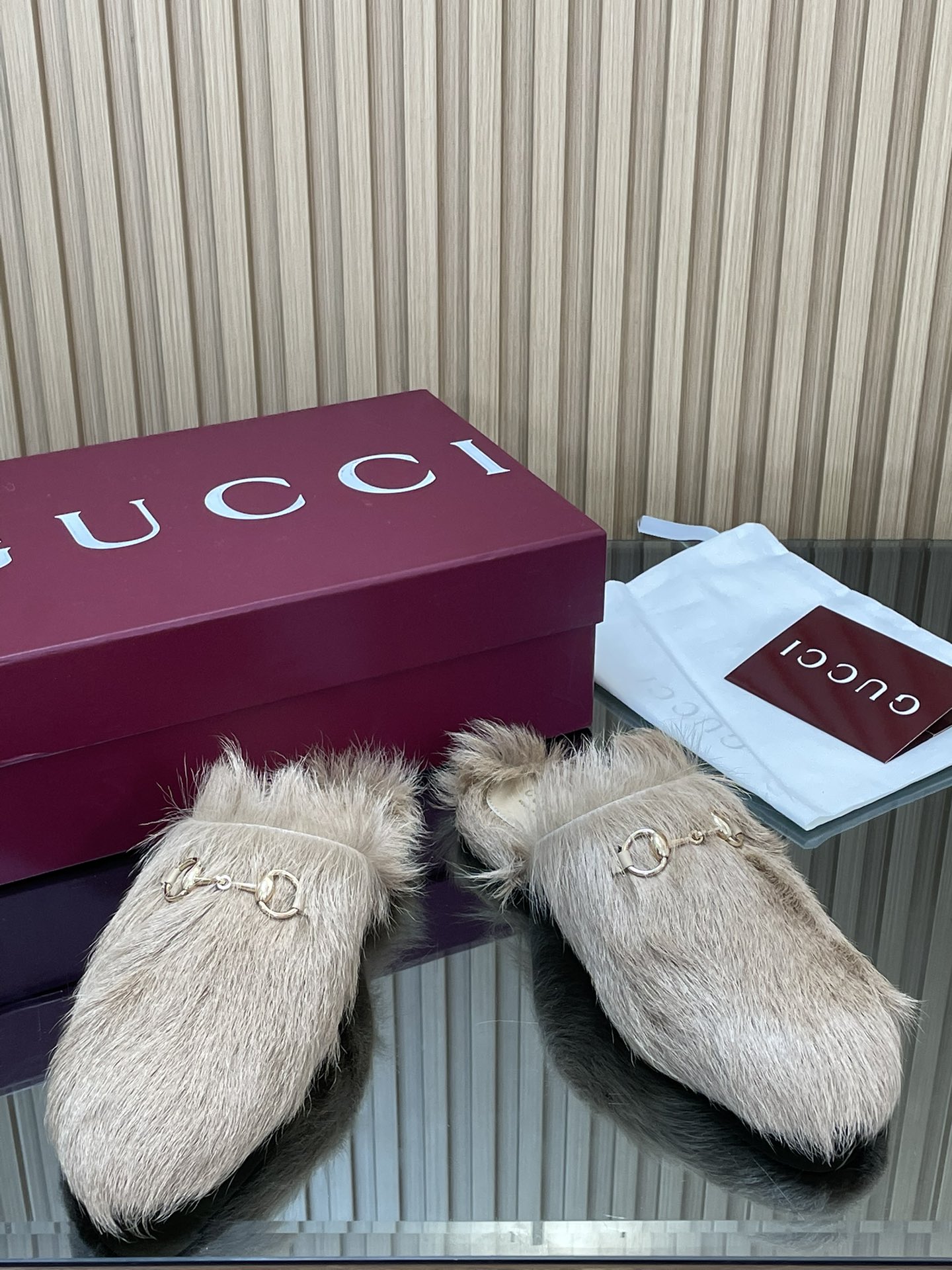 GUCCI グッチ ファー フラットシューズ ブラック - 画像 6