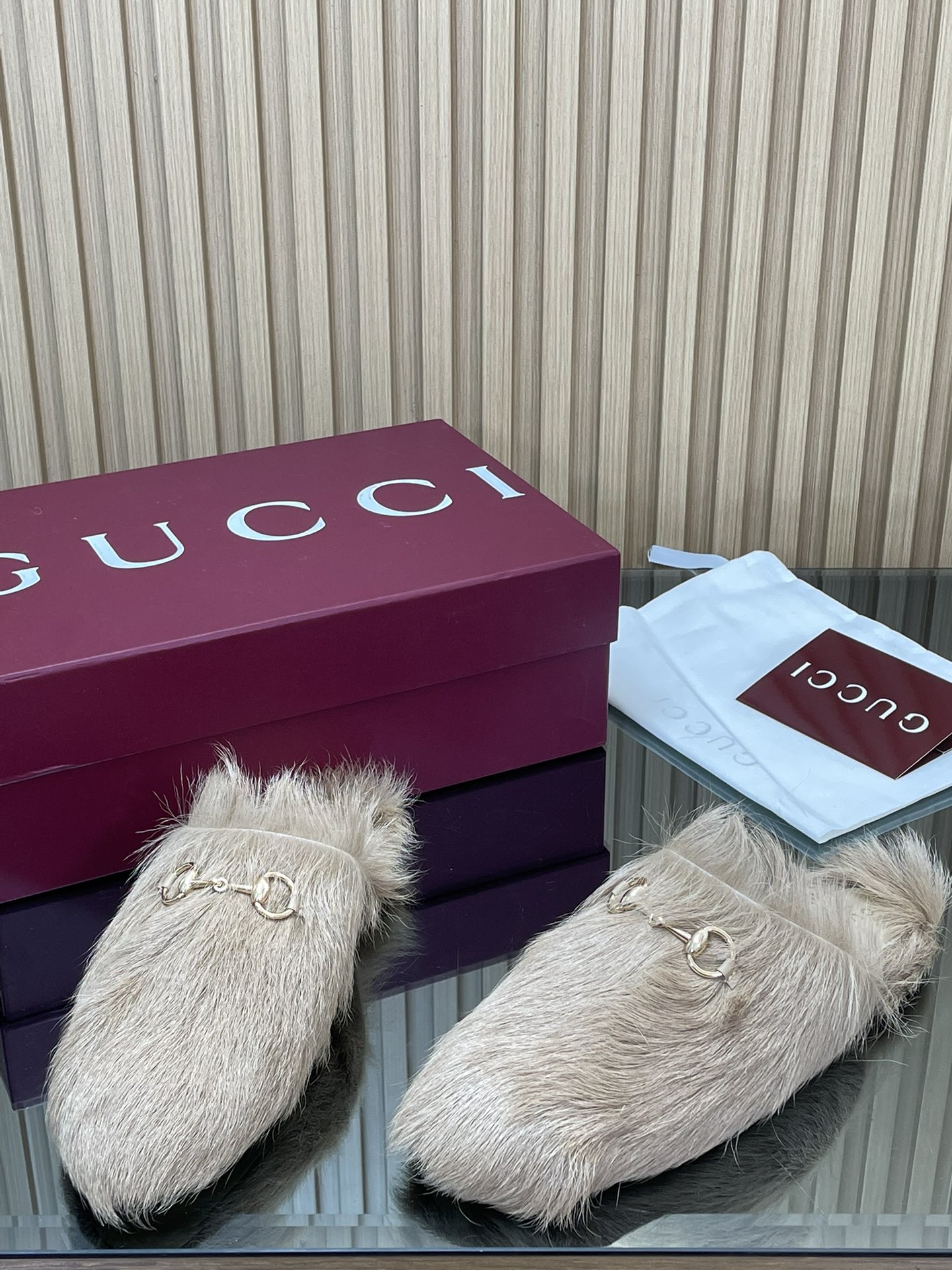 GUCCI グッチ ファー フラットシューズ ブラック - 画像 7