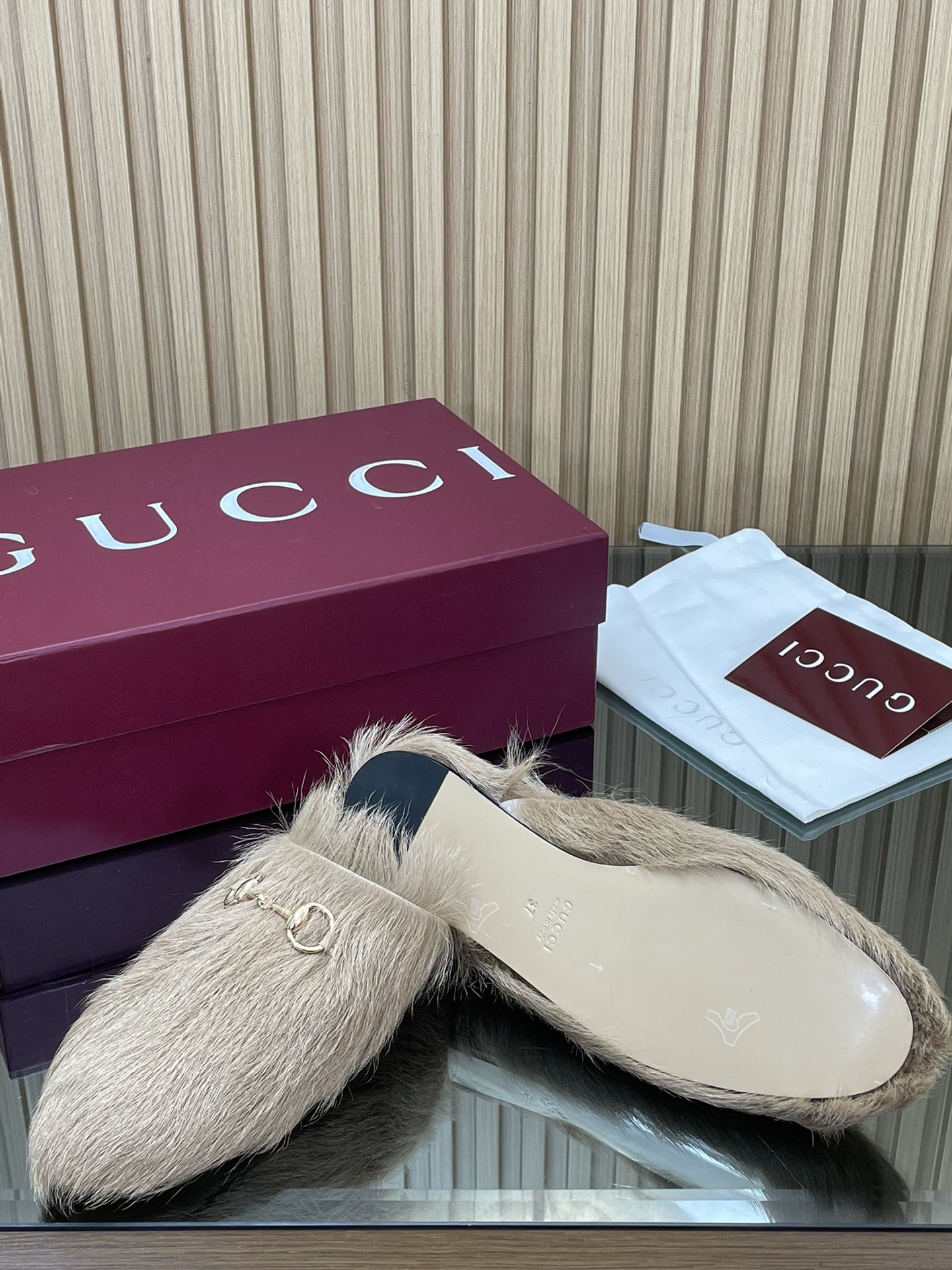 GUCCI グッチ ファー フラットシューズ ブラック - 画像 9