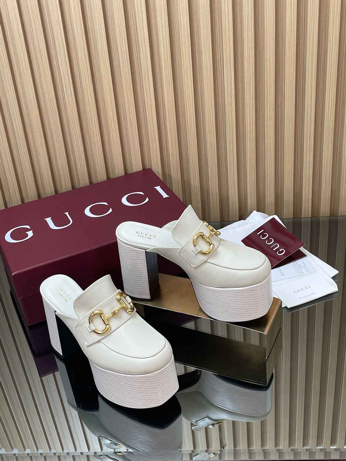 GUCCI グッチ フラットシューズ 本革 レディース オフホワイト 全1色
