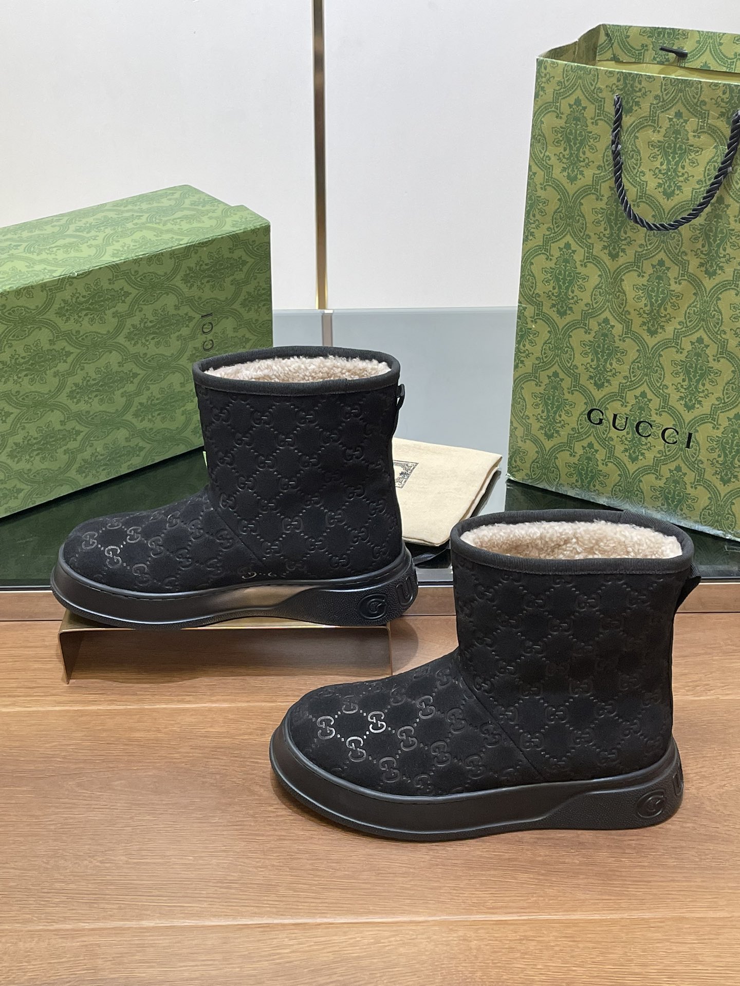 GUCCI グッチ ブーツ フラットシューズ 本革 保温 ブラック - 画像 2