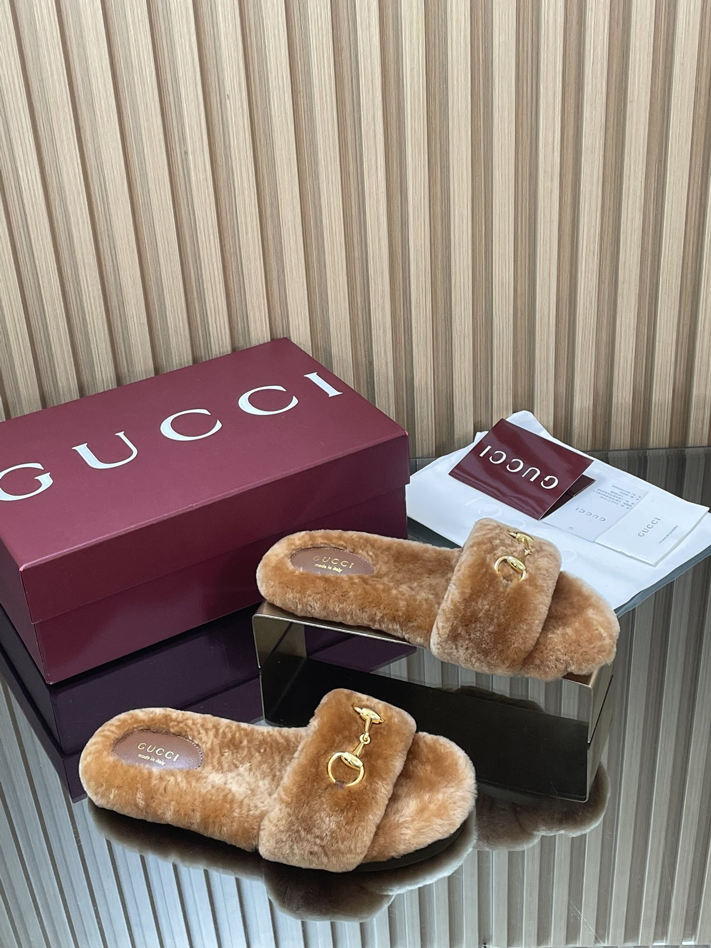 GUCCI グッチ フラットシューズ フェイクファー ゴールド金具 ブラウン - 画像 2