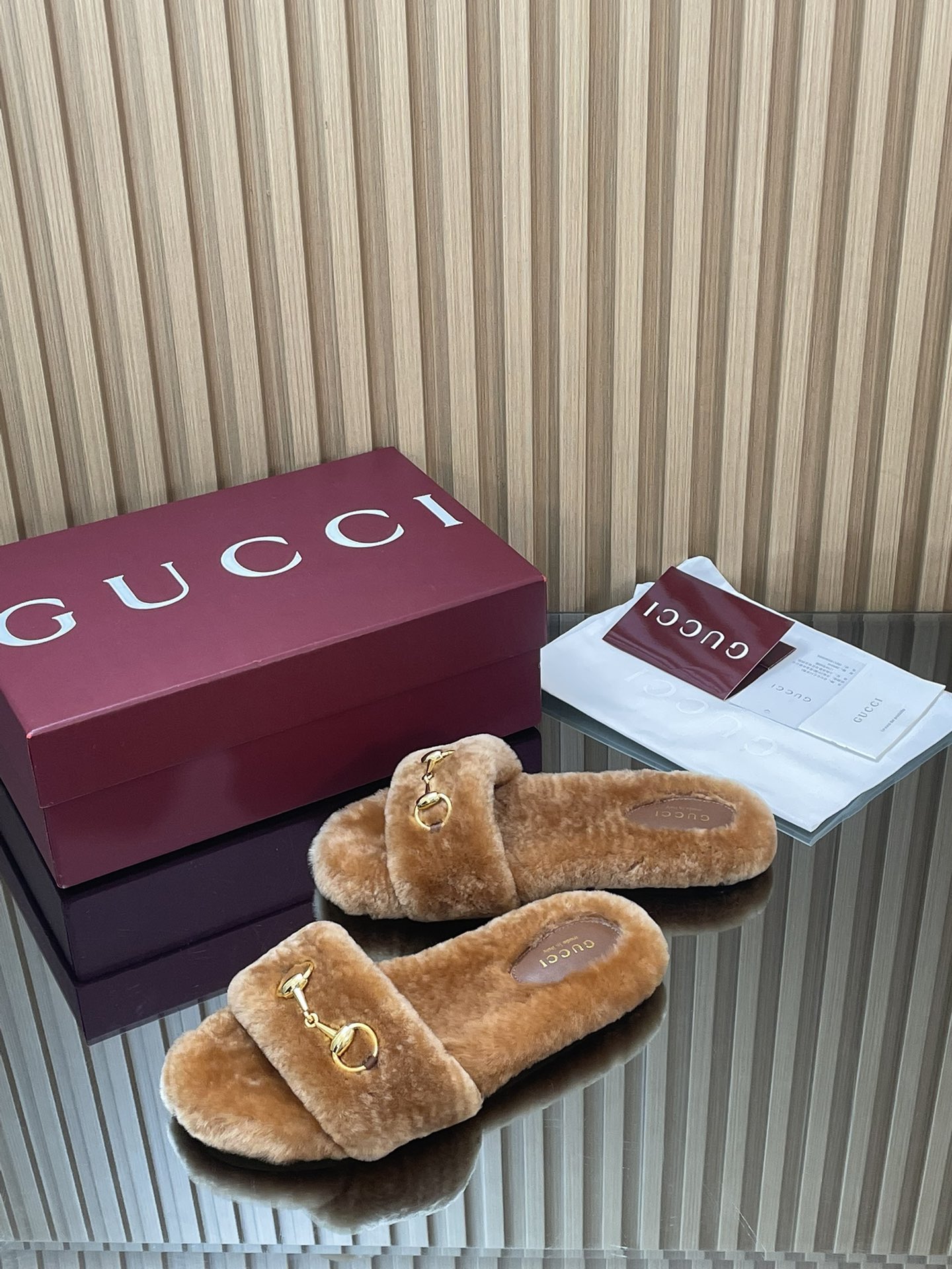 GUCCI グッチ フラットシューズ フェイクファー ゴールド金具 ブラウン - 画像 4