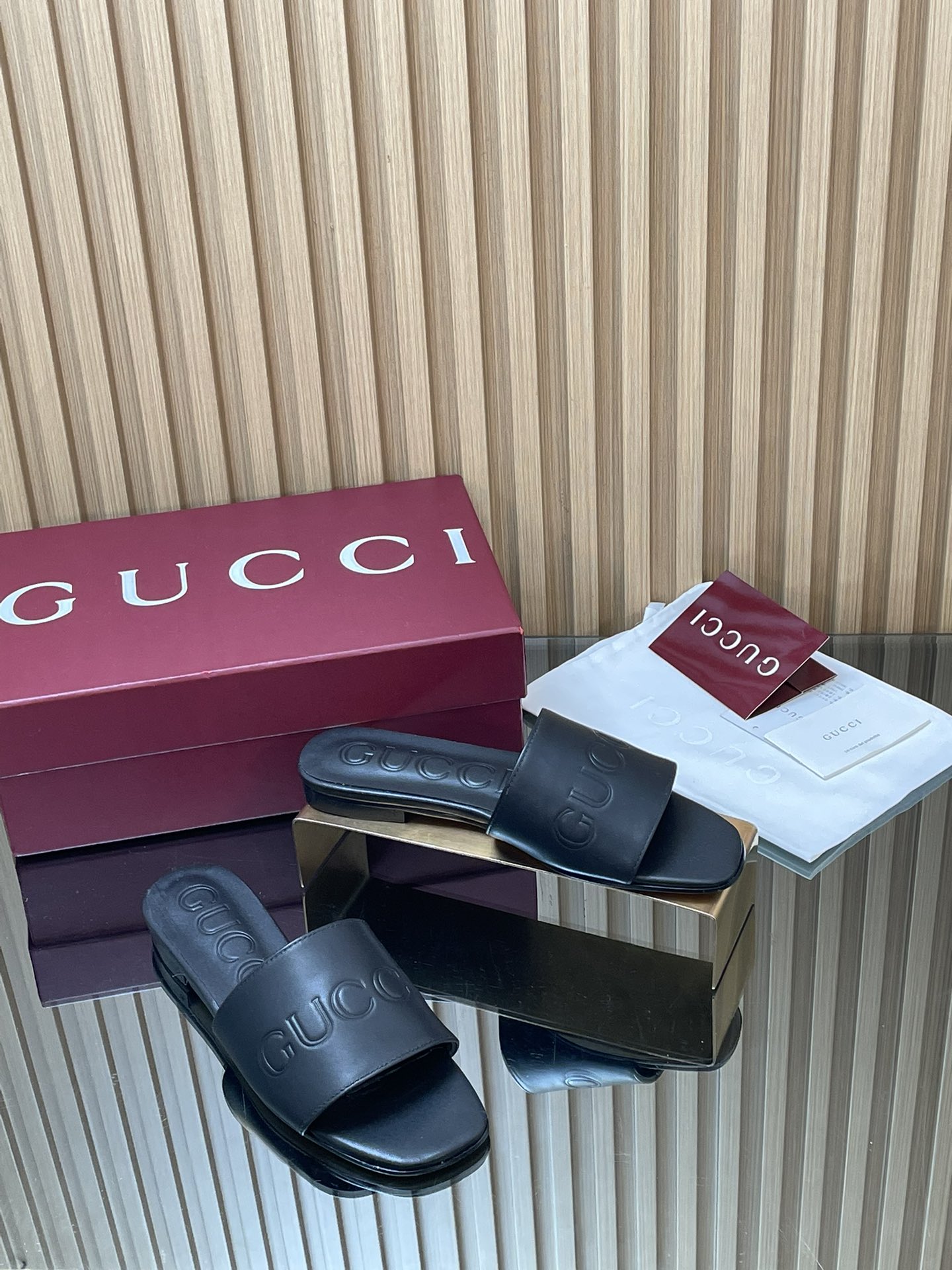 GUCCI グッチ フラットシューズ 本革 通勤 ブラック - 画像 2