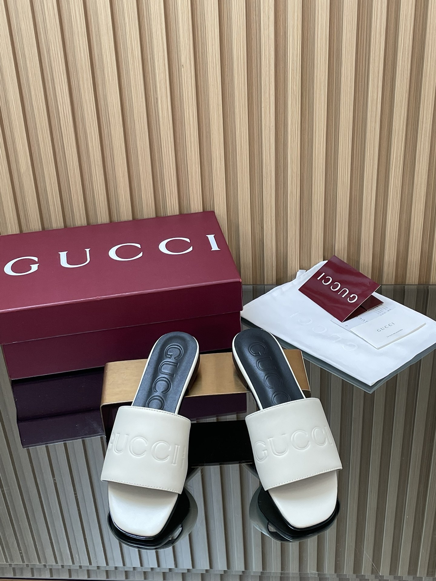 GUCCI グッチ フラットシューズ 本革 通勤 通学 ブラック ホワイト